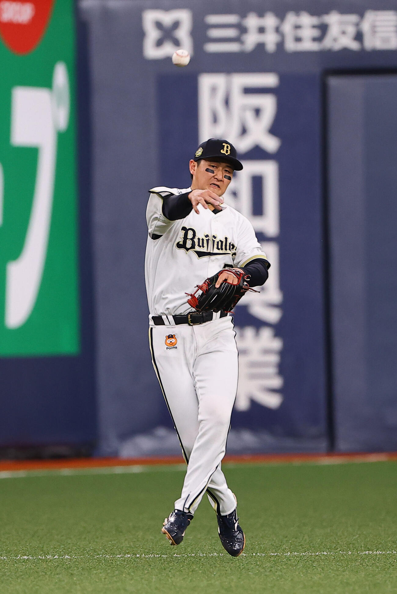 オリックス対阪神　2回表阪神無死一塁、紅林弘太郎は大山悠輔の遊ゴロをさばく（撮影・上田博志）