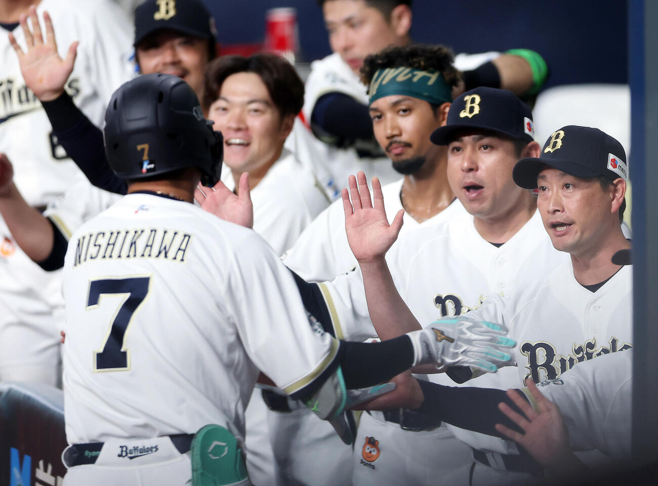 オリックス対阪神　1回裏オリックス1死、先制本塁打を放った西川龍馬（左）を迎える岸田護監督（右端）ら（撮影・前田充）