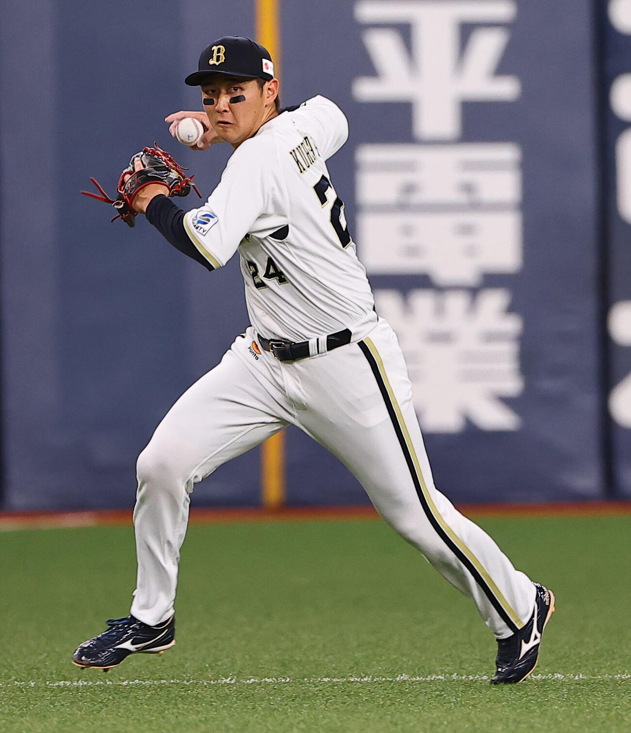 オリックス対阪神　2回表阪神無死一塁、紅林弘太郎は大山悠輔の遊ゴロをさばく（撮影・上田博志）