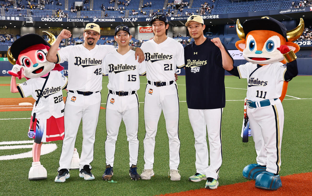 オリックス対阪神　ヒーローインタビューを終えガッツポーズをする左からアンドレス・マチャド、椋木蓮、山崎颯一郎、岩崎翔（撮影・上田博志）