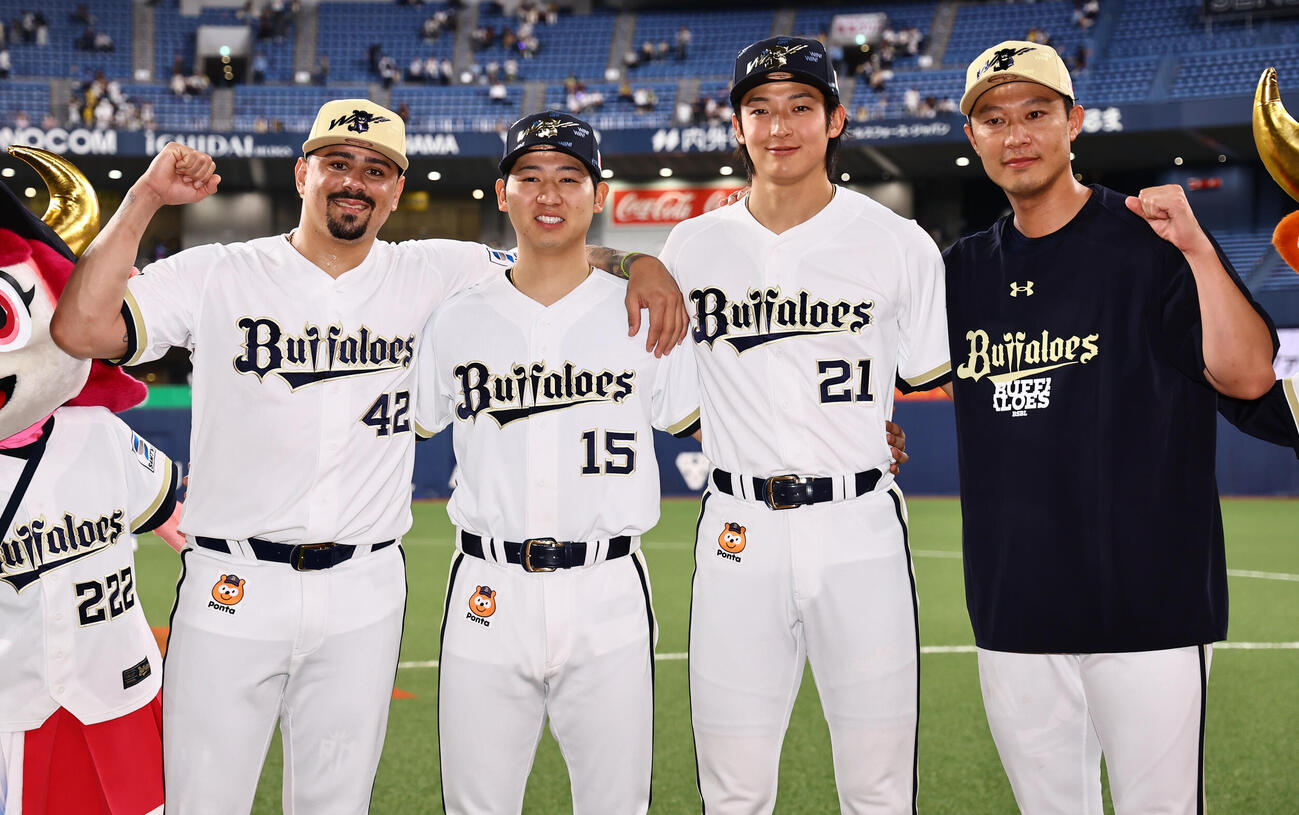 オリックス対阪神　ヒーローインタビューを終えガッツポーズをする左からアンドレス・マチャド、椋木蓮、山崎颯一郎、岩崎翔（撮影・上田博志）