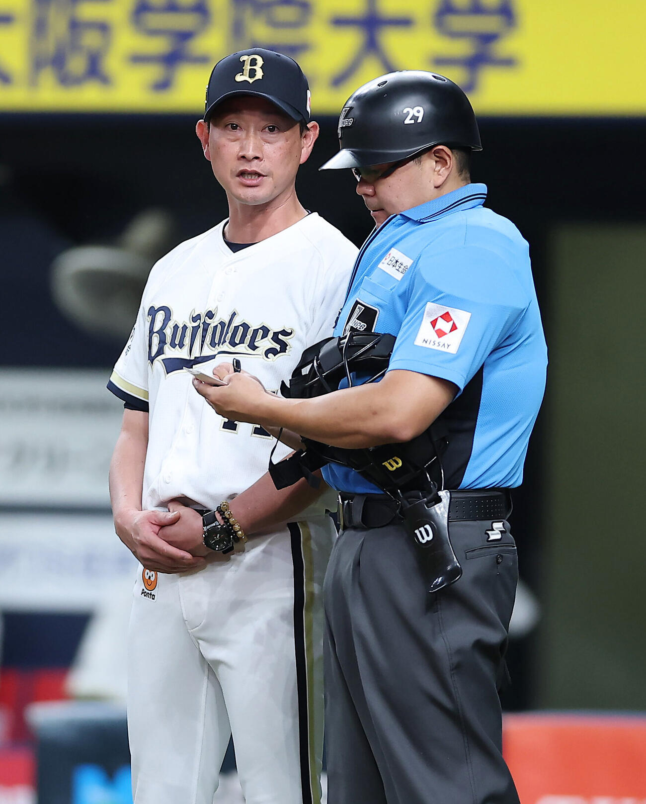 オリックス対阪神　4回裏を終え、選手交代を告げるオリックス岸田護監督（撮影・前田充）＝2026年6月12日