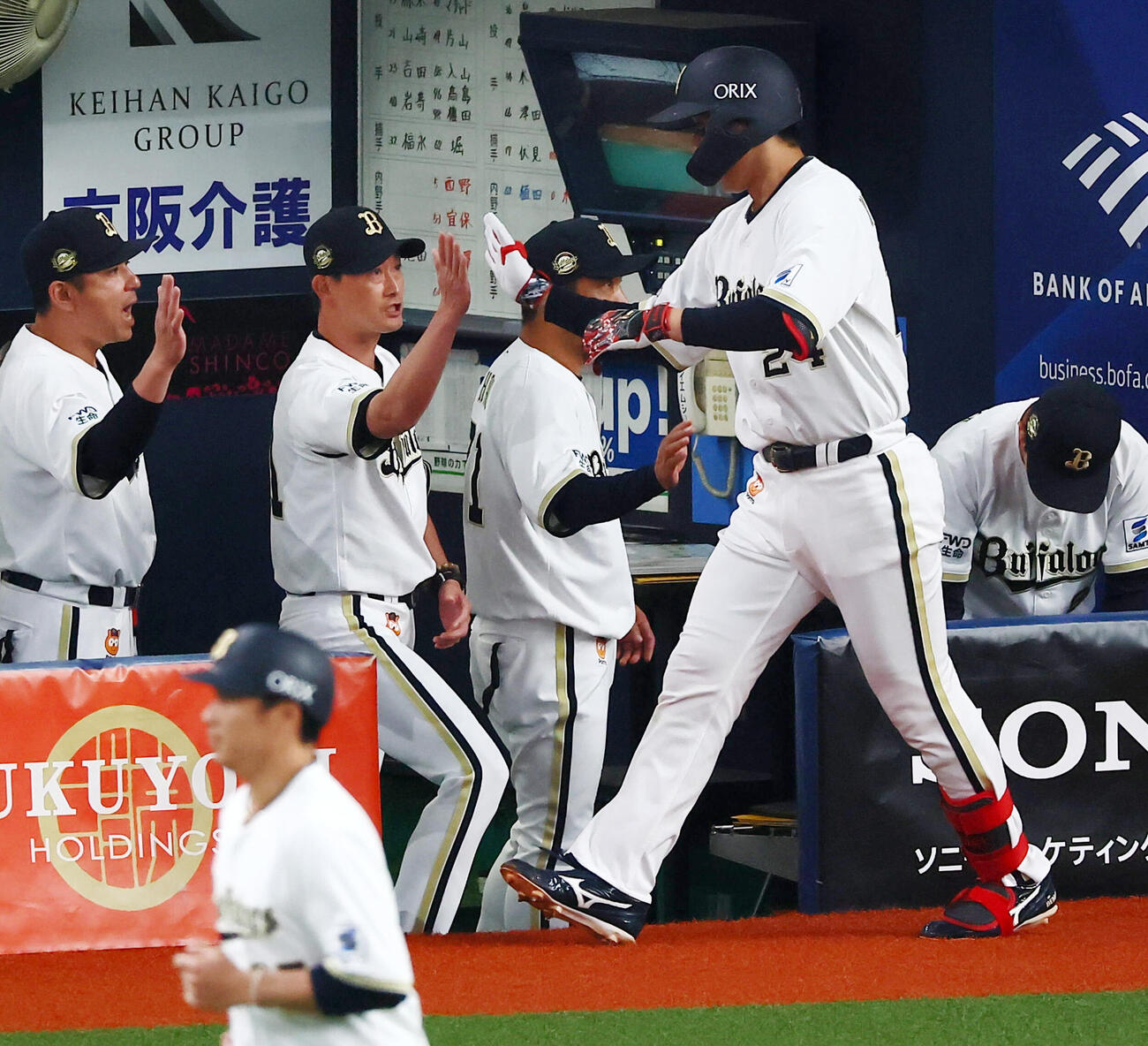 オリックス対阪神　1回裏オリックス1死、左越えソロ本塁打を放った紅林弘太郎（右）をベンチで迎える岸田護監督（撮影・加藤哉）