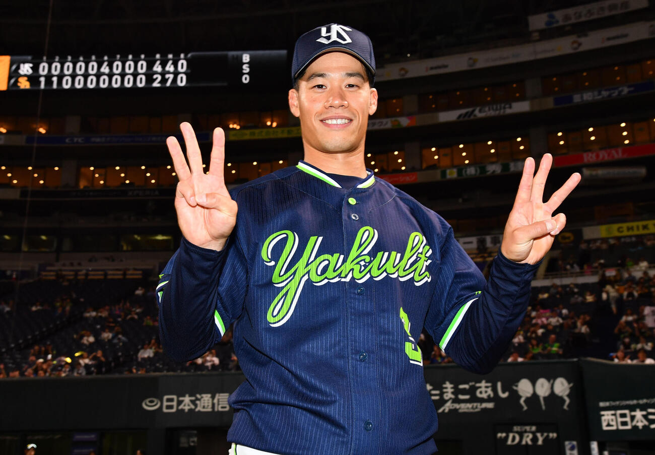 ソフトバンク対ヤクルト　33歳の誕生日に決勝犠飛を放った塩見泰隆は両手で33をつくる（撮影・岩下翔太）
