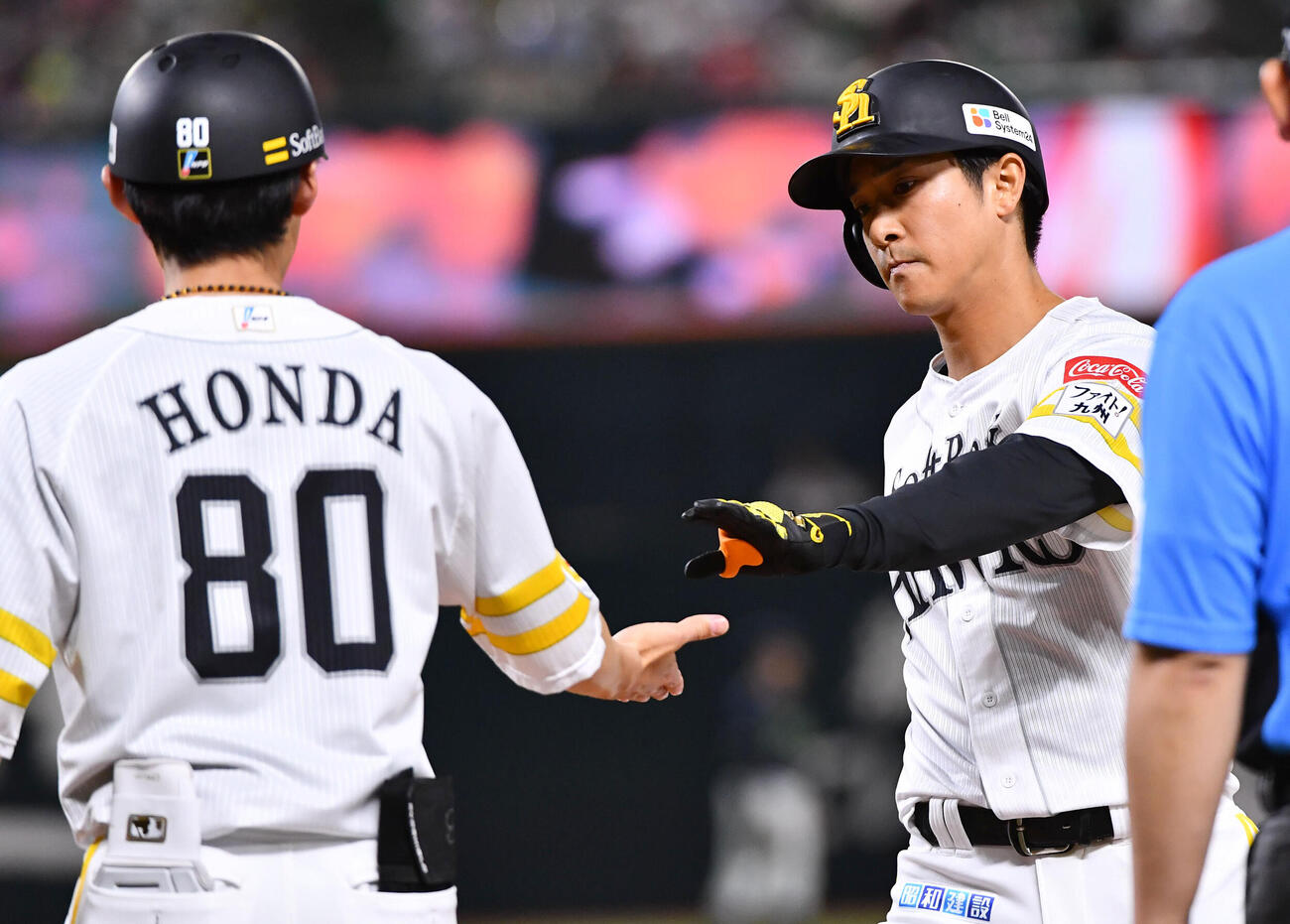 ソフトバンク対ヤクルト　4回裏ソフトバンク2死、右前安打で出塁した柳町達（右）は本多雄一内野守備走塁兼作戦コーチとタッチを交わす（撮影・岩下翔太）