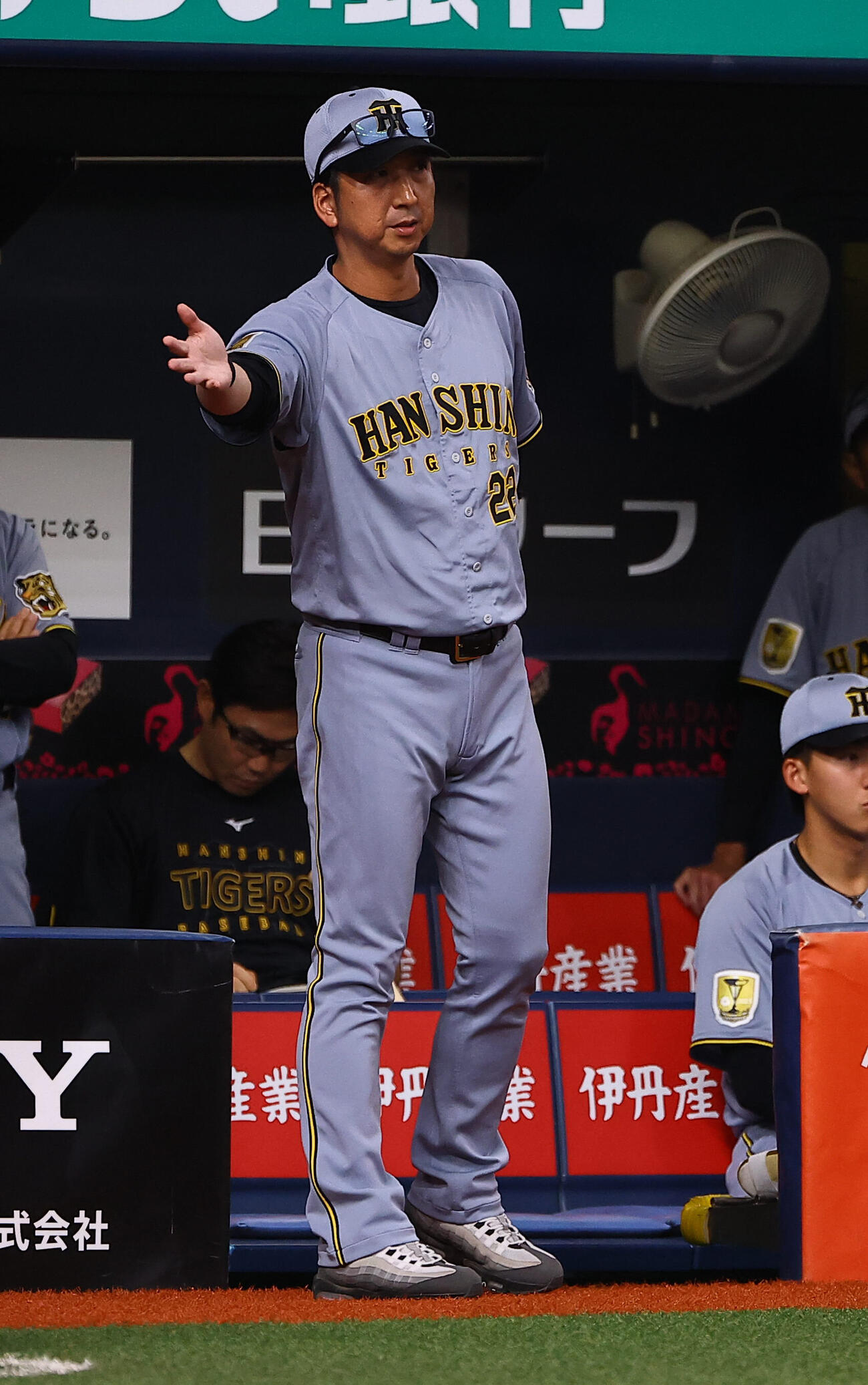 オリックス対阪神　選手交代を告げる藤川球児監督（撮影・上田博志）