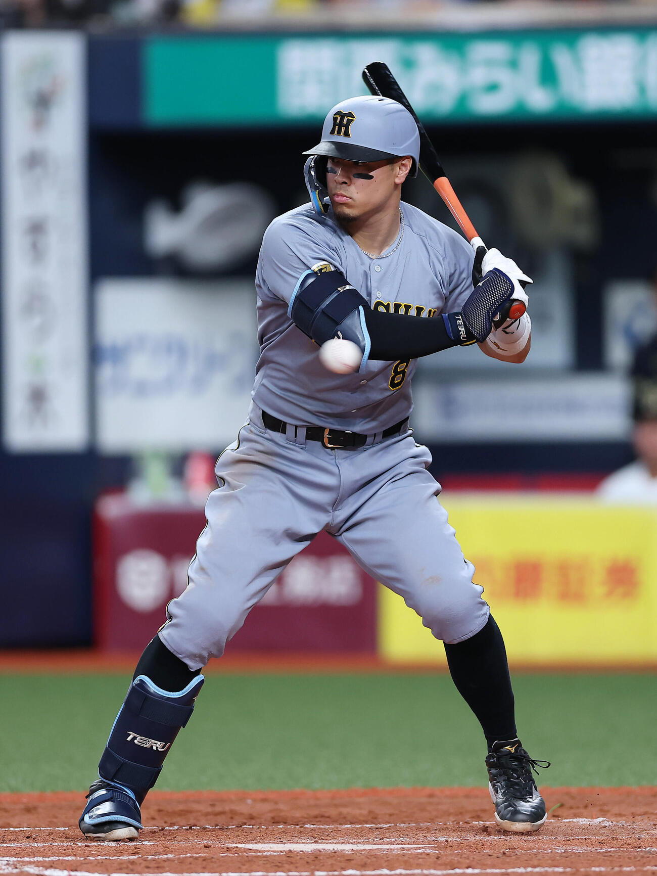 オリックス対阪神　5回表阪神2死、一、二塁、四球を選ぶ佐藤輝明（撮影・前田充）