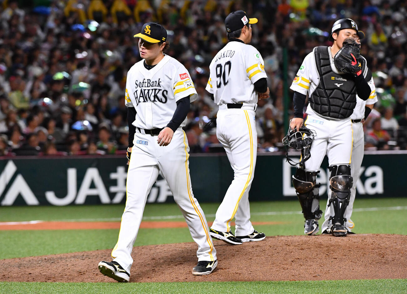 ソフトバンク対ヤクルト　6回表ヤクルト1死一、二塁、降板となった前田純（左）は肩を落としてベンチへ戻る（撮影・岩下翔太）