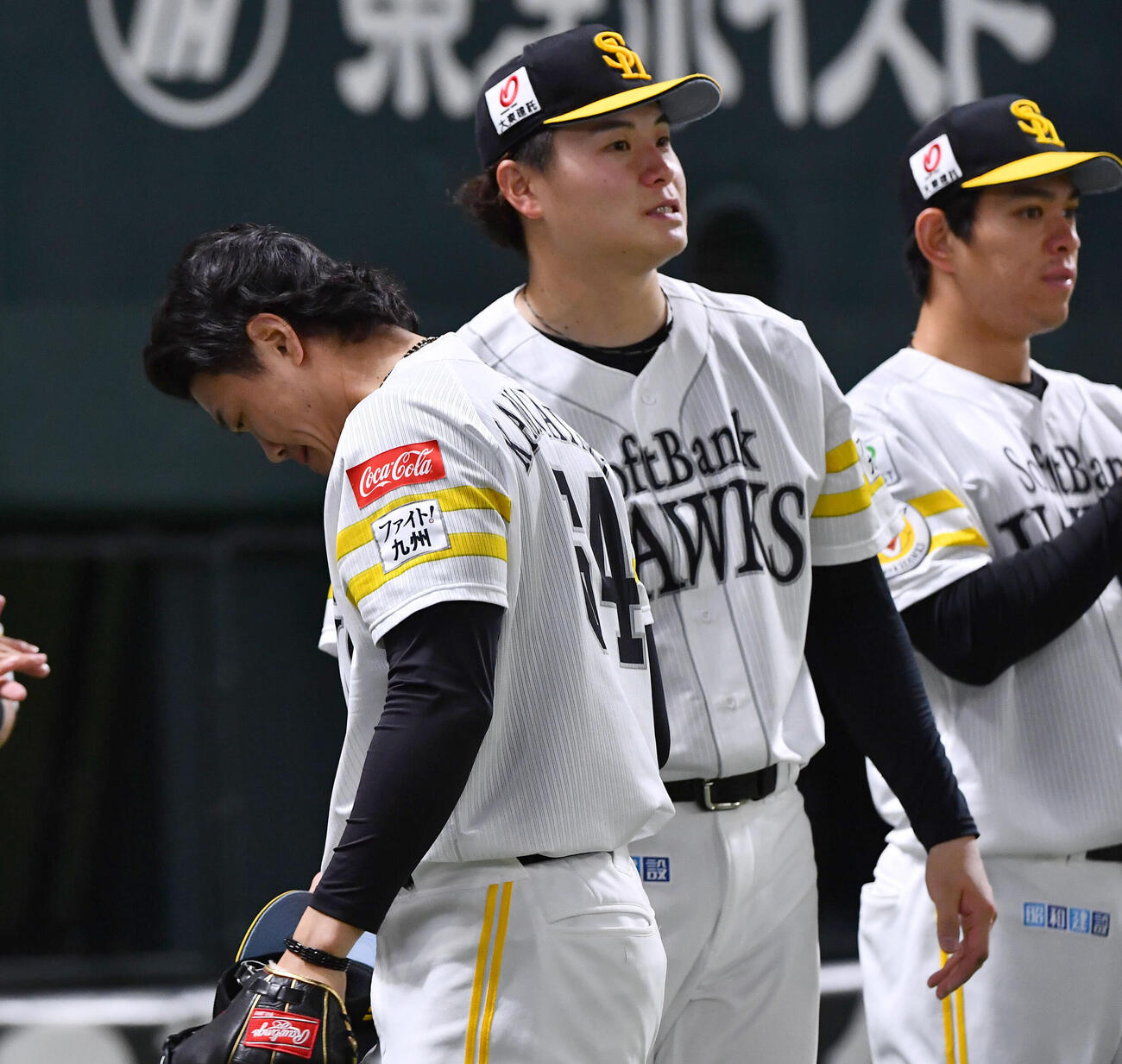 ソフトバンク対ヤクルト　6回表終了後、ベンチ前で上茶谷大河（左）を迎える前田純（撮影・岩下翔太）
