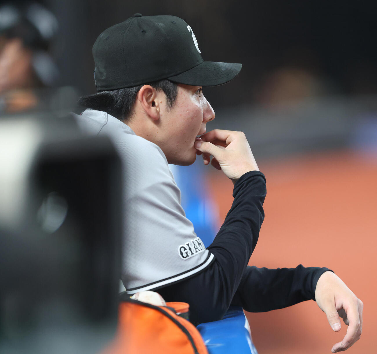 西武対巨人　8回裏西武2死三塁、降板しベンチで浮かない表情を見せる竹丸和幸（撮影・河田真司）