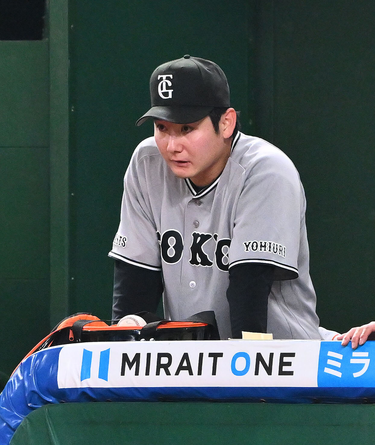 西武対巨人　8回裏、降板しベンチから戦況を見守る巨人先発の竹丸和幸（撮影・滝沢徹郎）