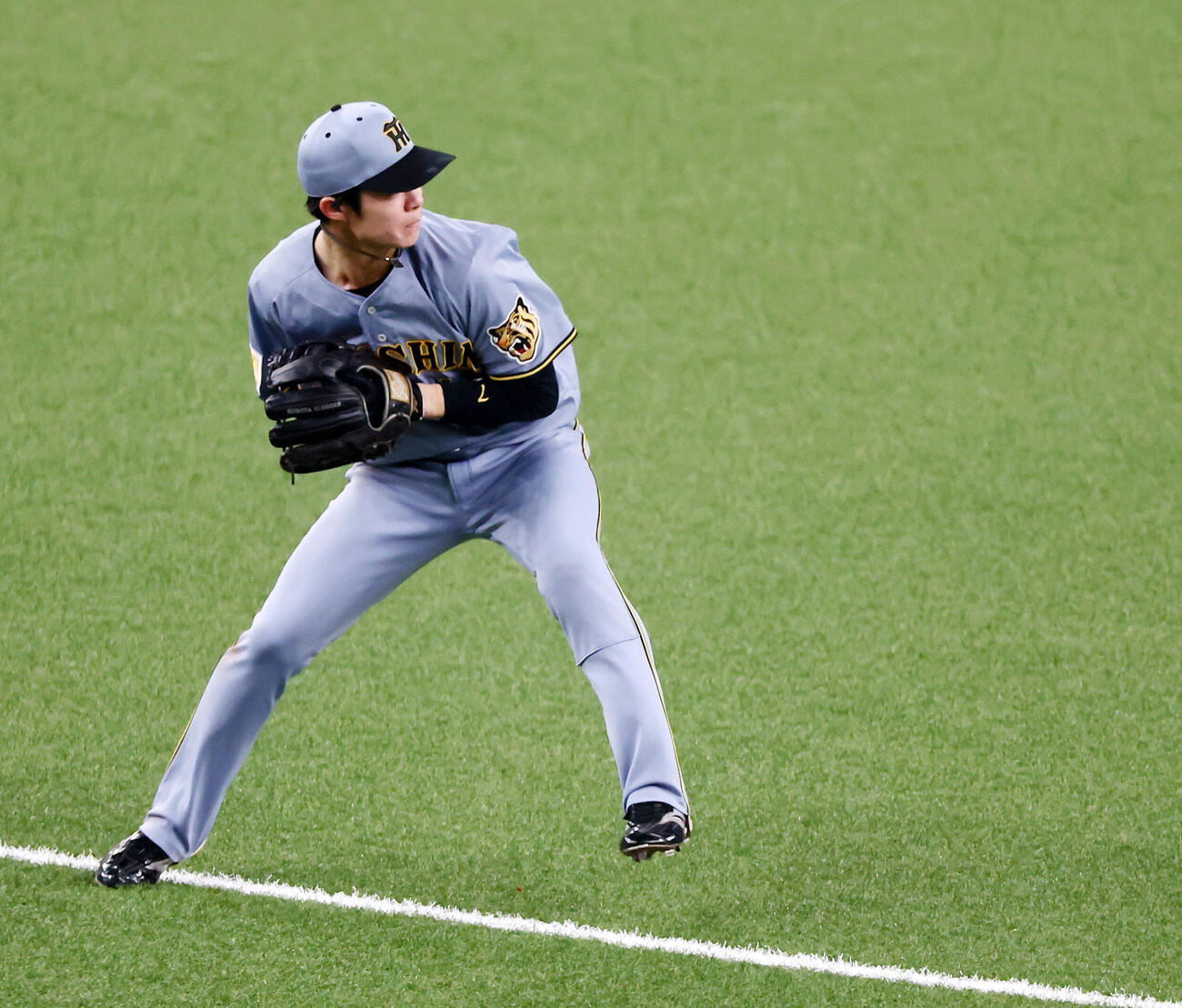 オリックス対阪神　5回裏オリックス1死一、二塁、中野拓夢は西川龍馬の打球を捕球する（撮影・加藤哉）