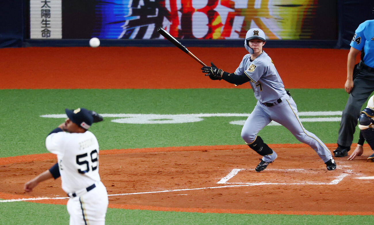オリックス対阪神　3回表阪神2死、中野拓夢は中前打を放つ。投手ルイス・ペルドモ（撮影・加藤哉）