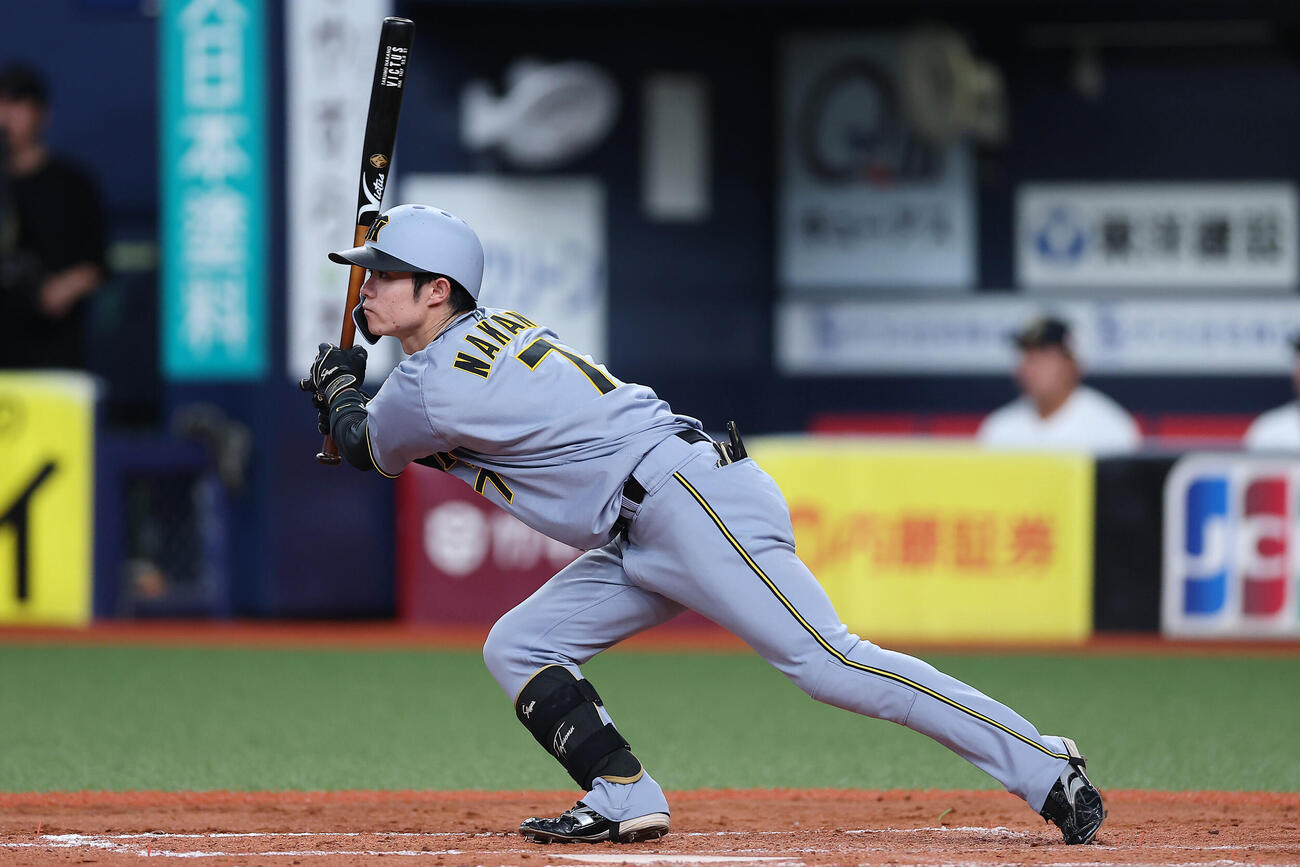 オリックス対阪神　5回表阪神2死、中前打を放つ中野拓夢（撮影・前田充）