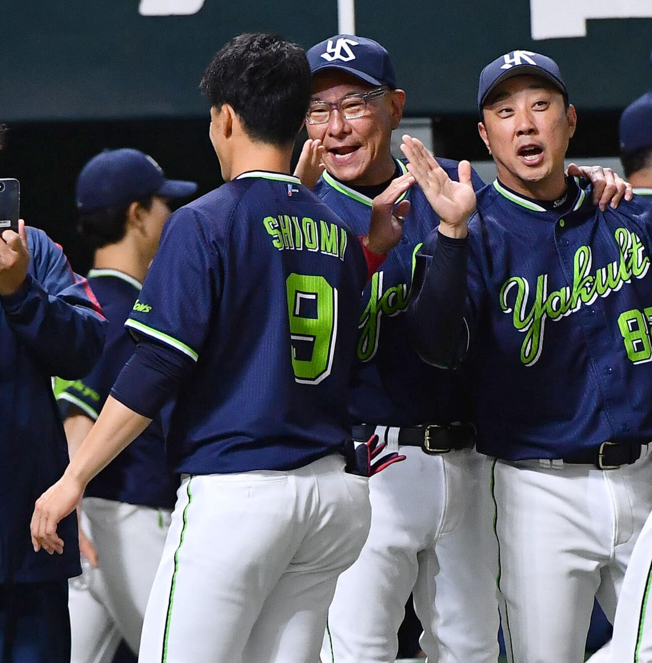 ソフトバンク対ヤクルト　ソフトバンクに勝利し、塩見泰隆（左）らナインとタッチを交わす池山隆寛監督（撮影・岩下翔太）