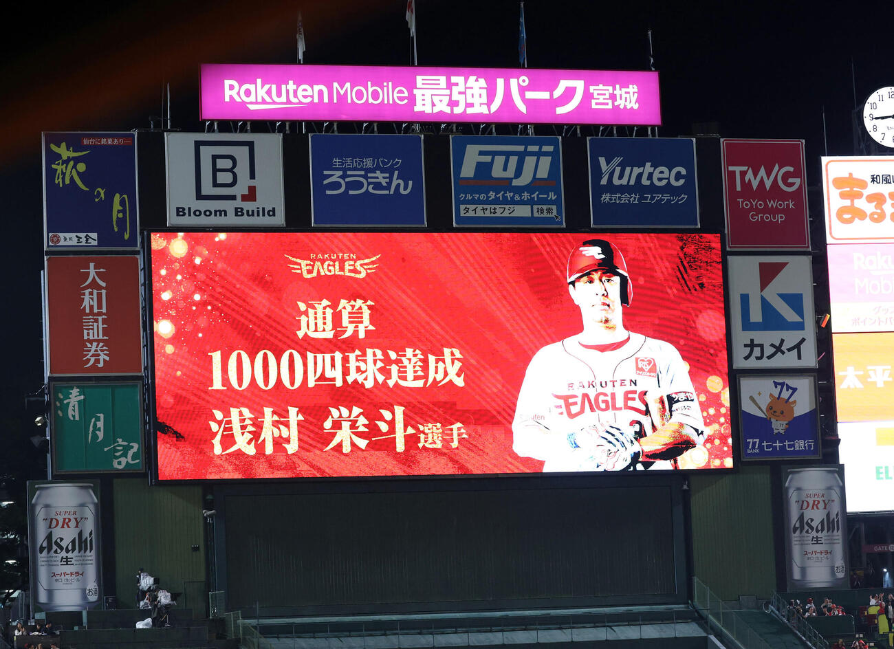 楽天対広島　7回裏楽天2死一塁、浅村栄斗は四球を選び通算1000四球達成でビジョンに映し出される（撮影・浅見桂子）