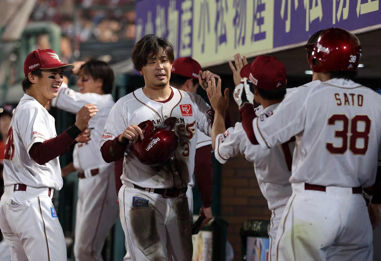 楽天対広島　7回裏楽天2死一、二塁、村林一輝の逆転2点適時二塁打で生還した浅村栄斗はナインとハイタッチ（撮影・浅見桂子）
