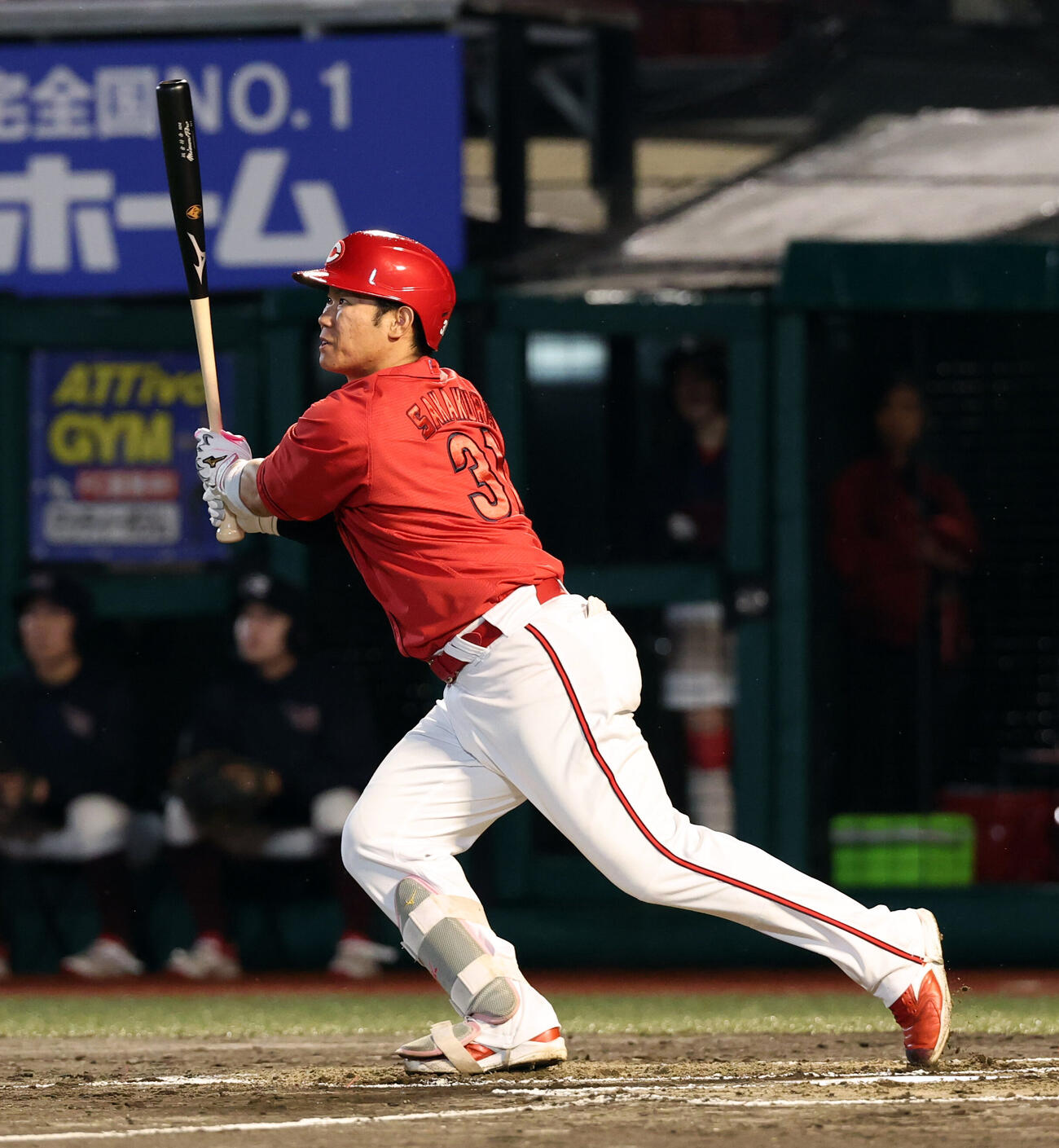 楽天対広島　3回表広島1死一、二塁、坂倉将吾は先制適時二塁打を放つ（撮影・浅見桂子）