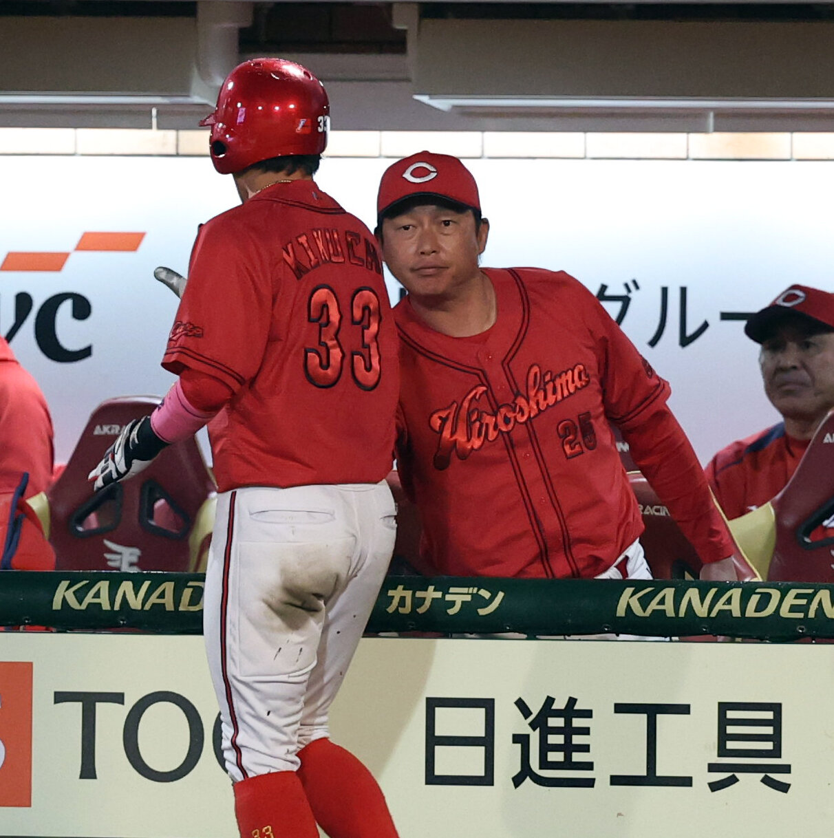 楽天対広島　3回表広島1死一、二塁、坂倉将吾の先制適時二塁打で生還した菊池涼介を迎える新井貴浩監督（撮影・浅見桂子）