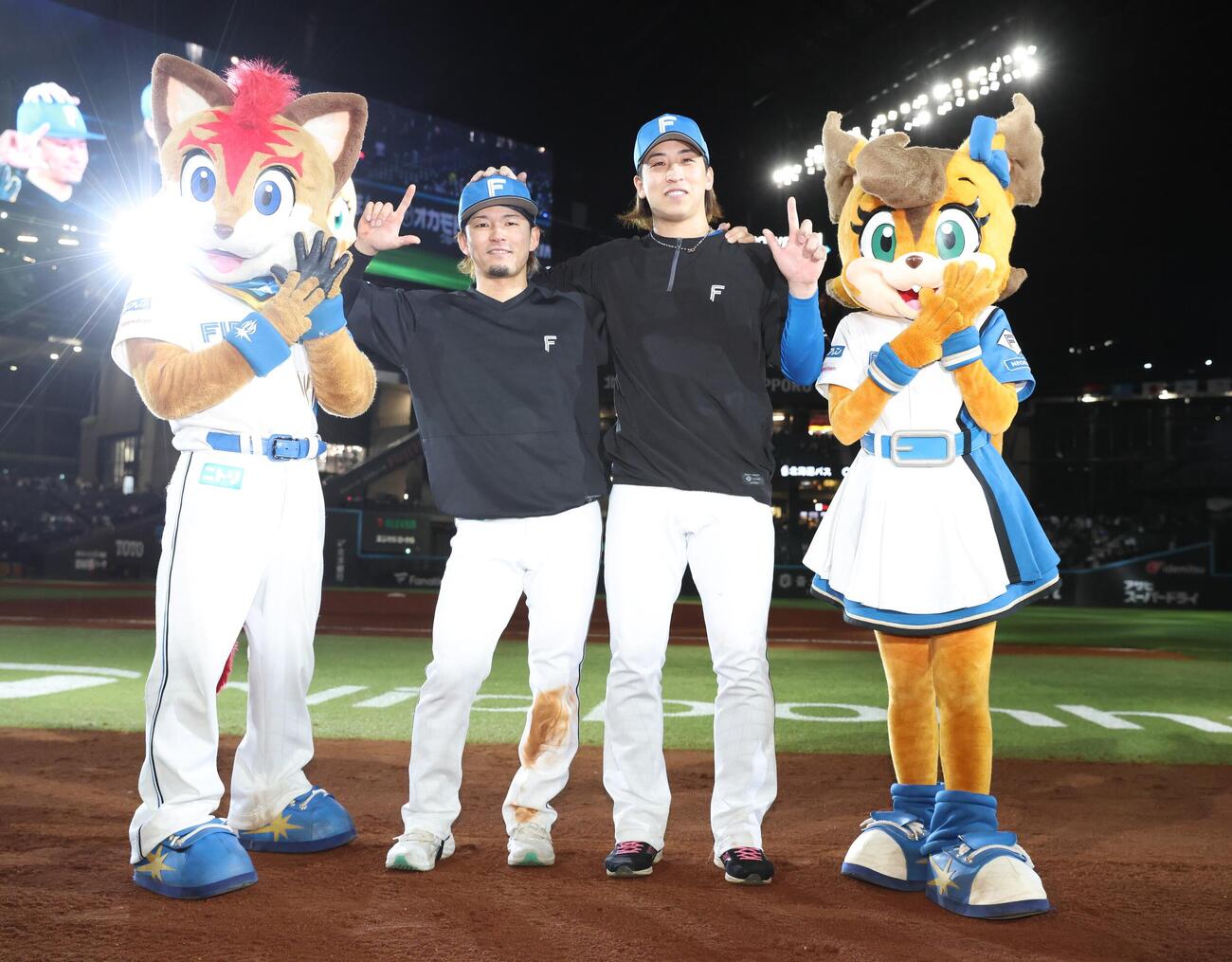 日本ハム対中日　試合後、笑顔でポーズをとる水野達稀（左）と細野晴希（撮影・黒川智章）