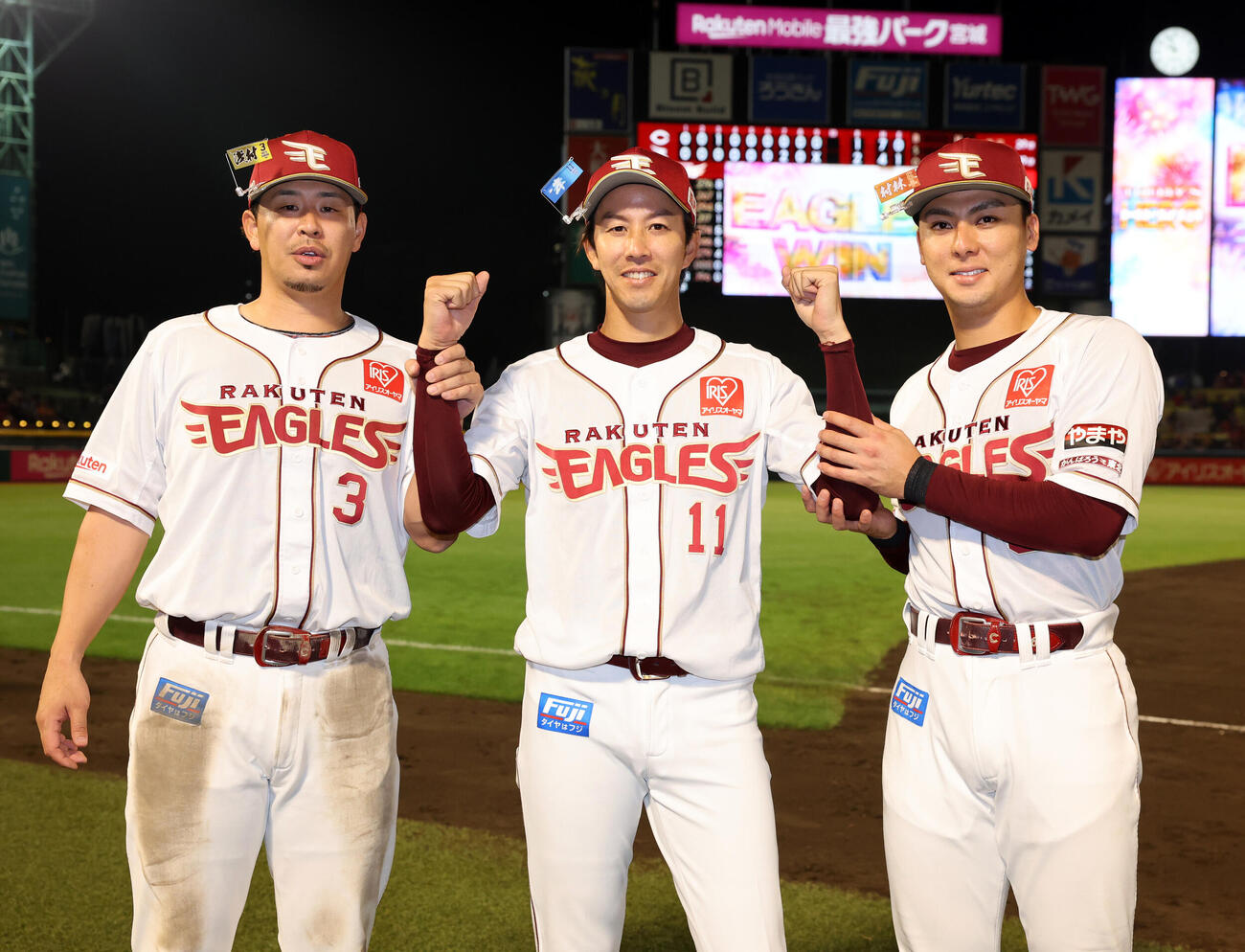 楽天対広島　今季初勝利の楽天岸孝之（中央）は浅村栄斗（左）、村林一輝と笑顔でガッツポーズ（撮影・浅見桂子）