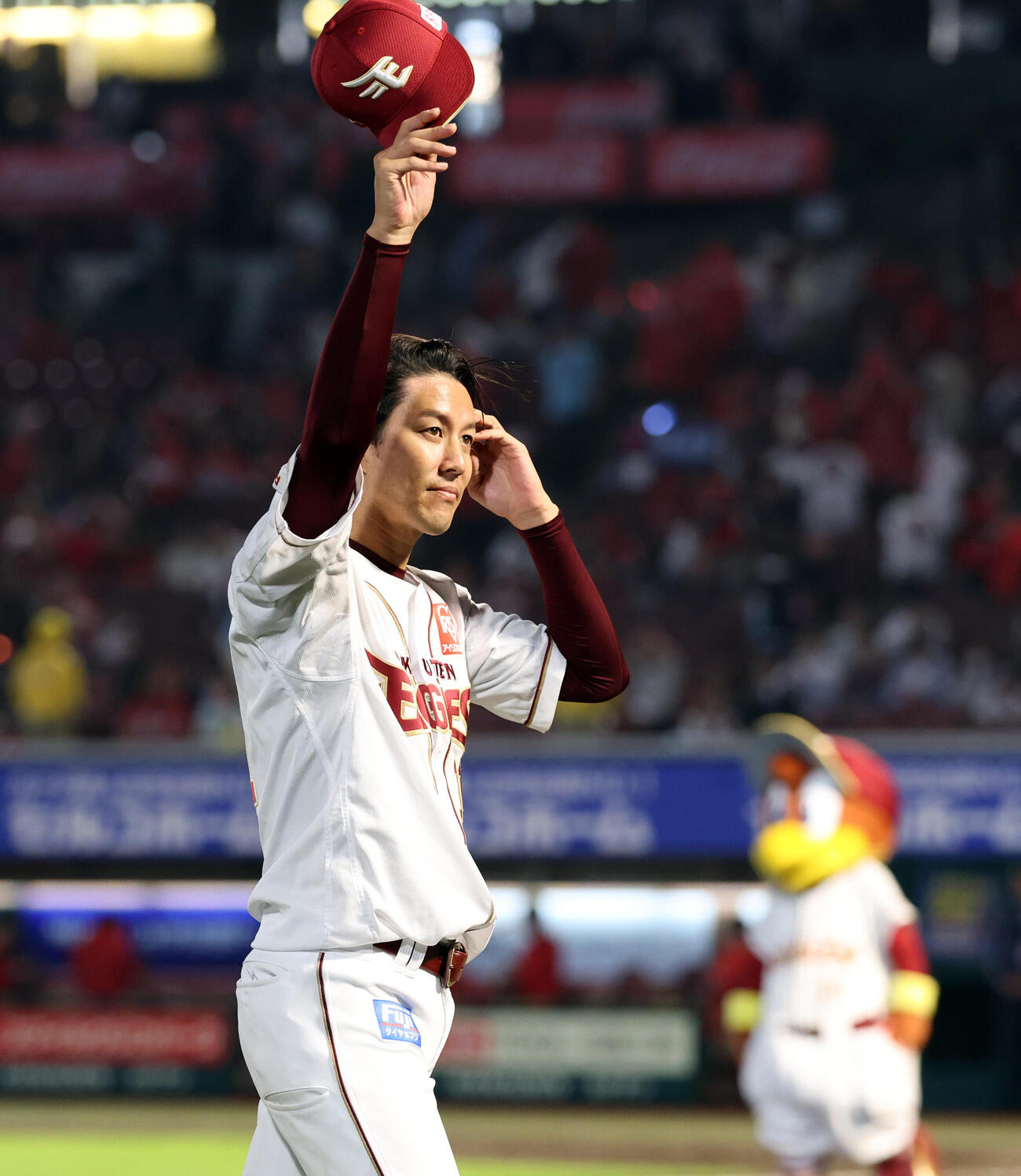楽天対広島　今季初勝利の楽天岸孝之は笑顔でスタンドにあいさつ（撮影・浅見桂子）