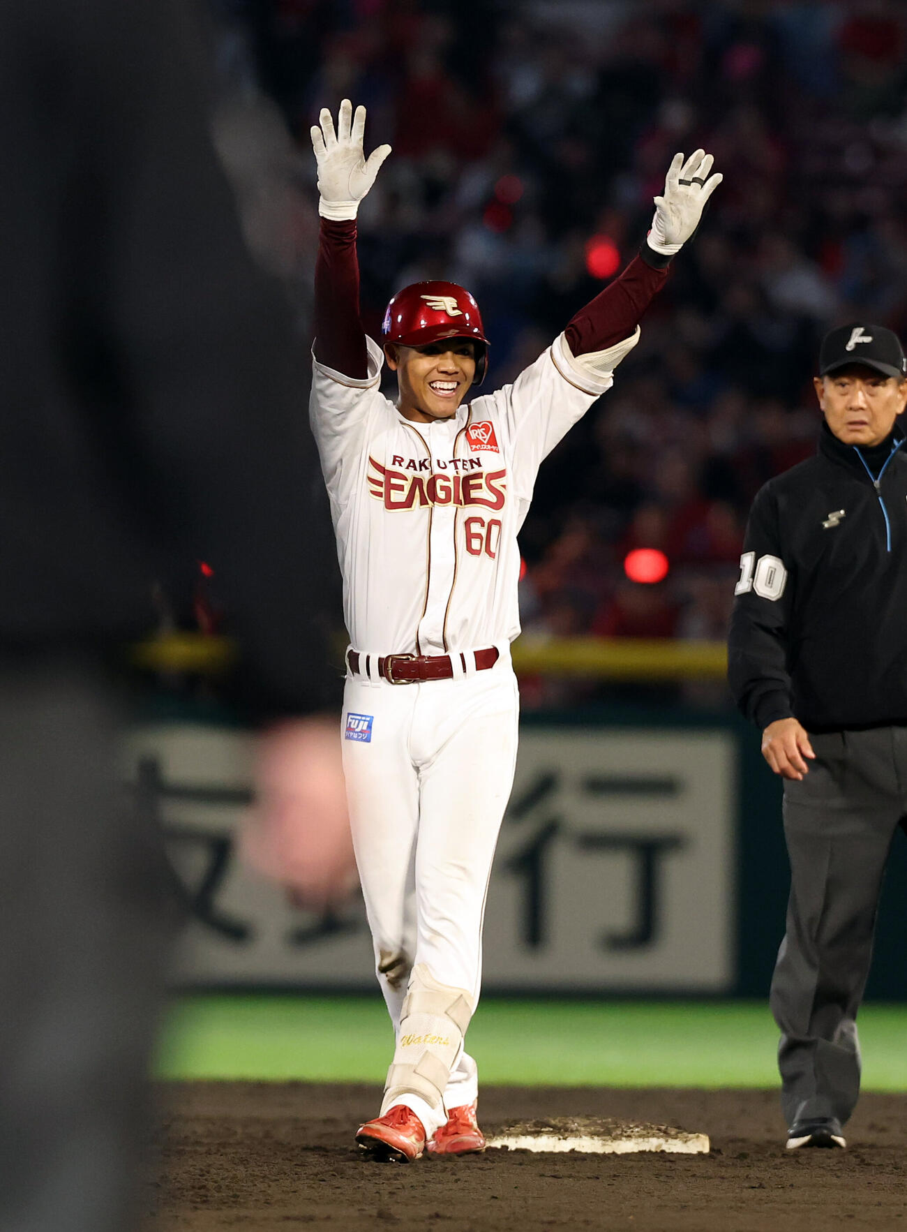 楽天対広島　8回裏楽天無死、ワォーターズはプロ初安打となる二塁打を放ちバンザイ（撮影・浅見桂子）