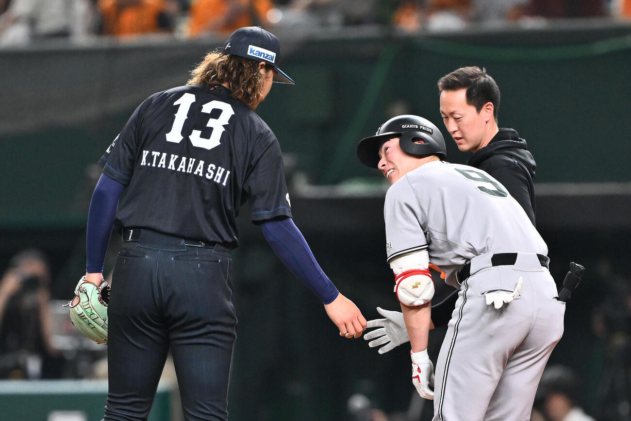 西武対巨人　1回表巨人1死、高橋光成（左）は死球を当てた松本剛に謝罪する（撮影・滝沢徹郎）