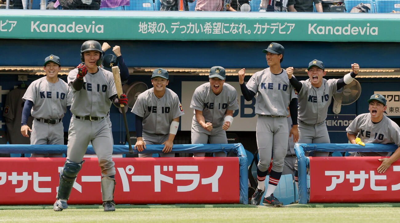 全日本大学野球選手権　準決勝　東北福祉大対慶大　4回裏慶大2死満塁、西川雄大投手の暴投で三塁走者小原大和が生還し喜ぶ慶大ナイン（撮影・柴田隆二）（＝2026年6月13日）　