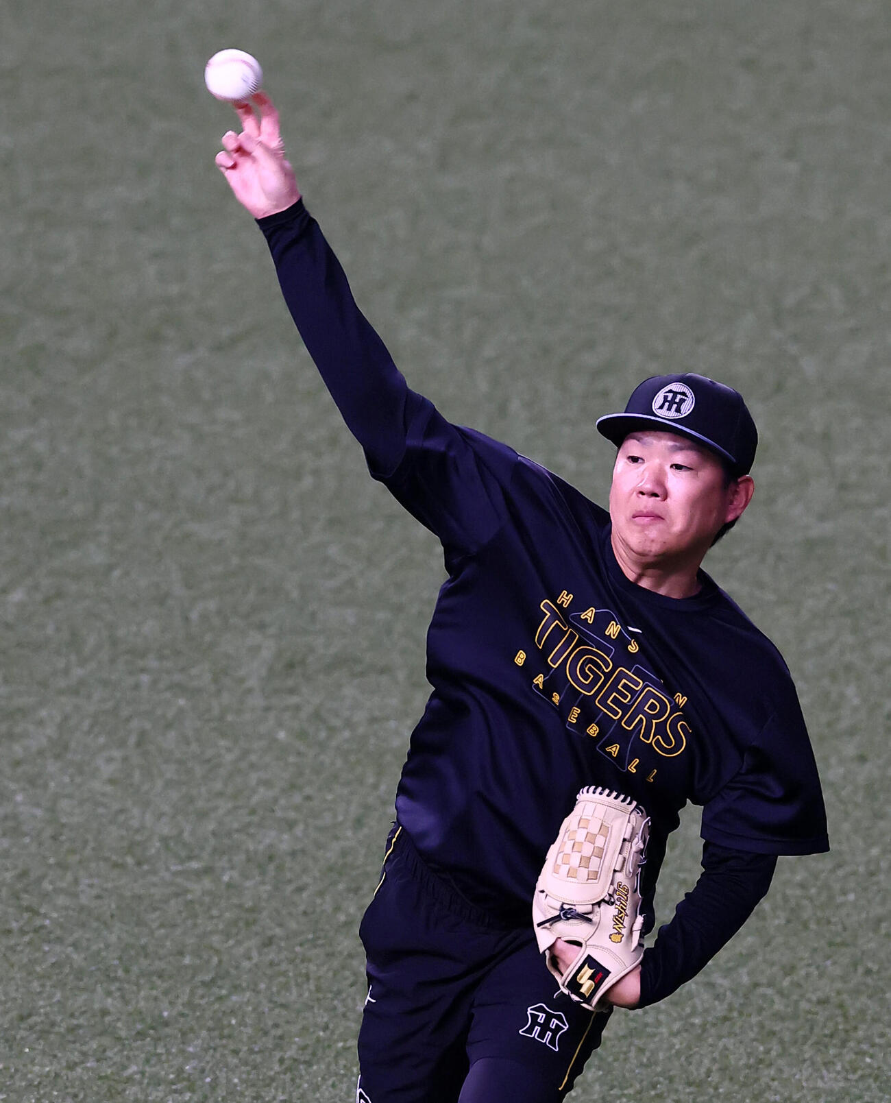 オリックス対阪神練習でキャッチボールする阪神西勇輝（撮影・加藤哉）