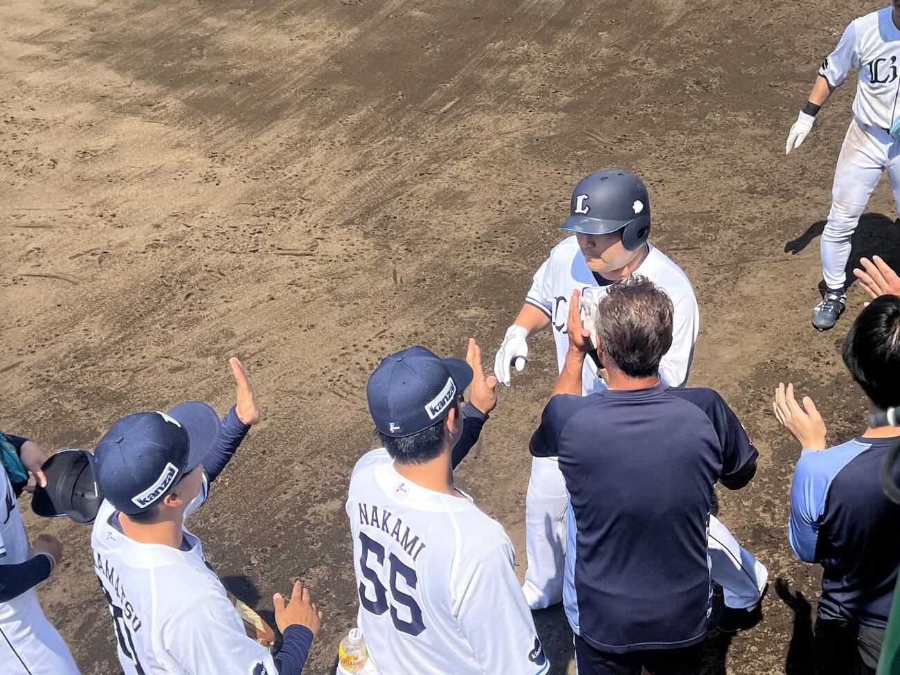 2軍西武－中日　今季2本目の満塁本塁打をナインから祝福される西武中村剛（撮影・金子真仁）
