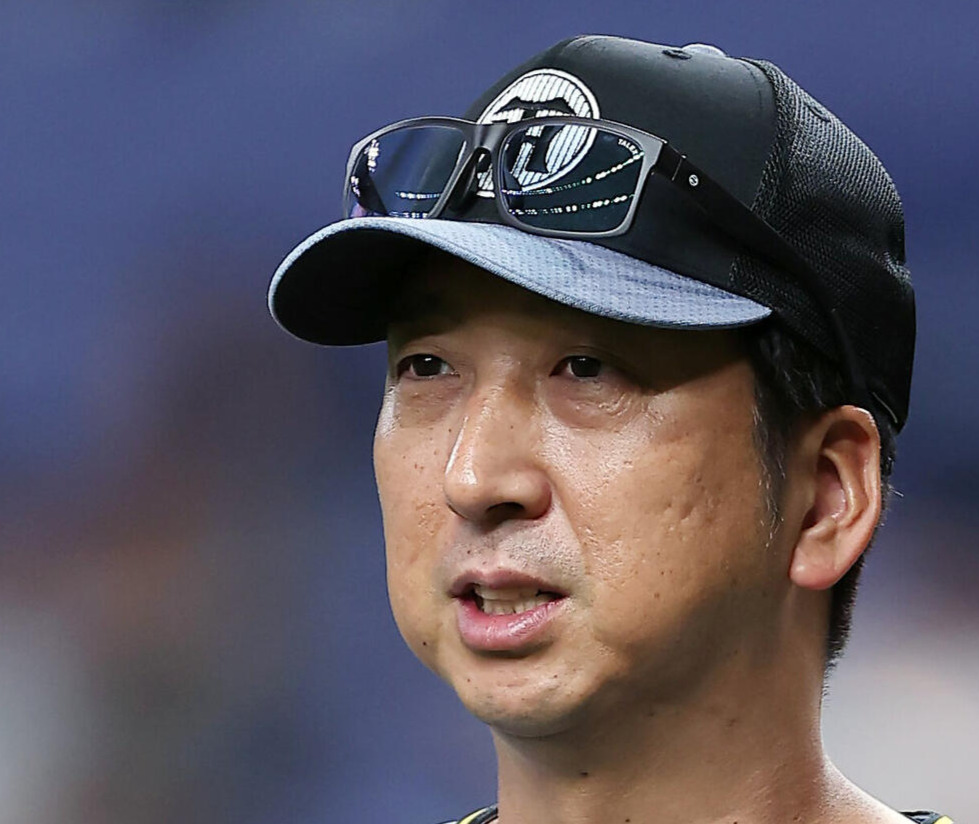 オリックス対阪神　試合前練習を見守る阪神藤川球児監督（撮影・前田充）