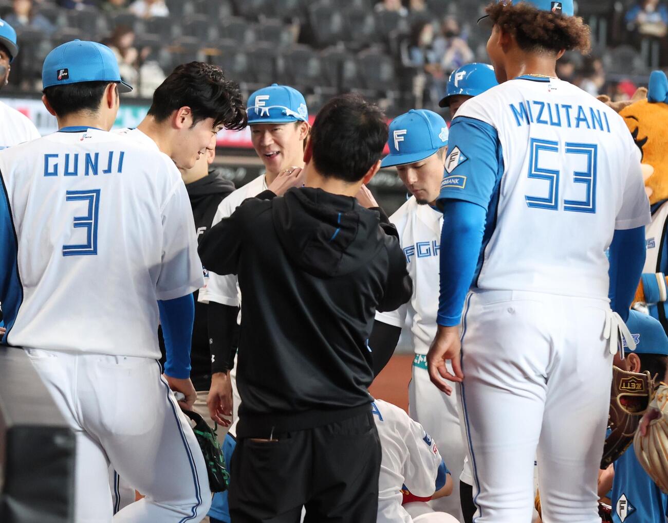 試合前、声出しする清宮幸太郎（左から2人目）（26年6月12日撮影・黒川智章）