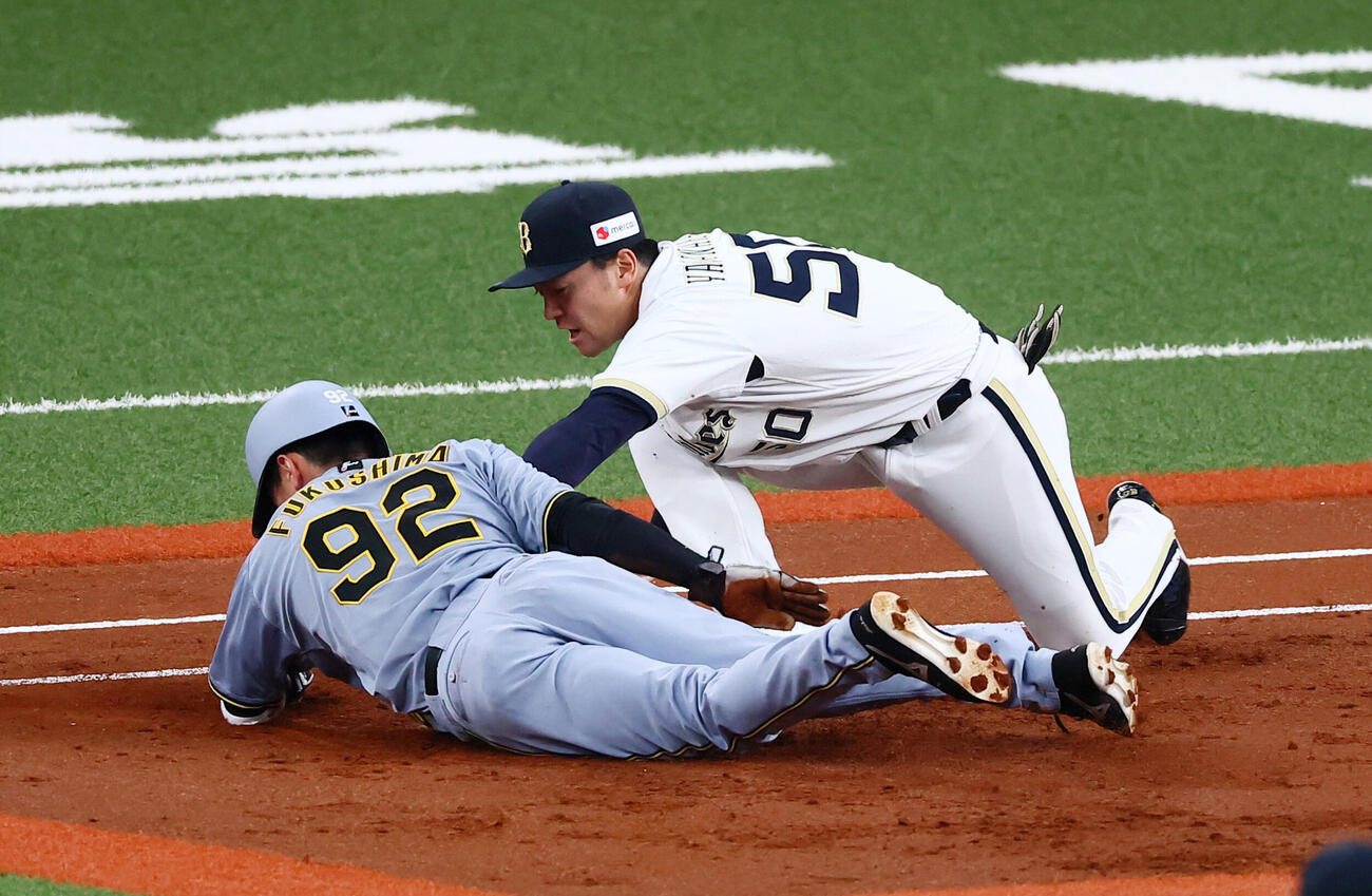 オリックス対阪神　1回表阪神無死一塁、一走福島圭音はショーン・ジェリーのけん制に刺されアウトになる。一塁手山中稜真（撮影・加藤哉）＝2026年6月13日　　