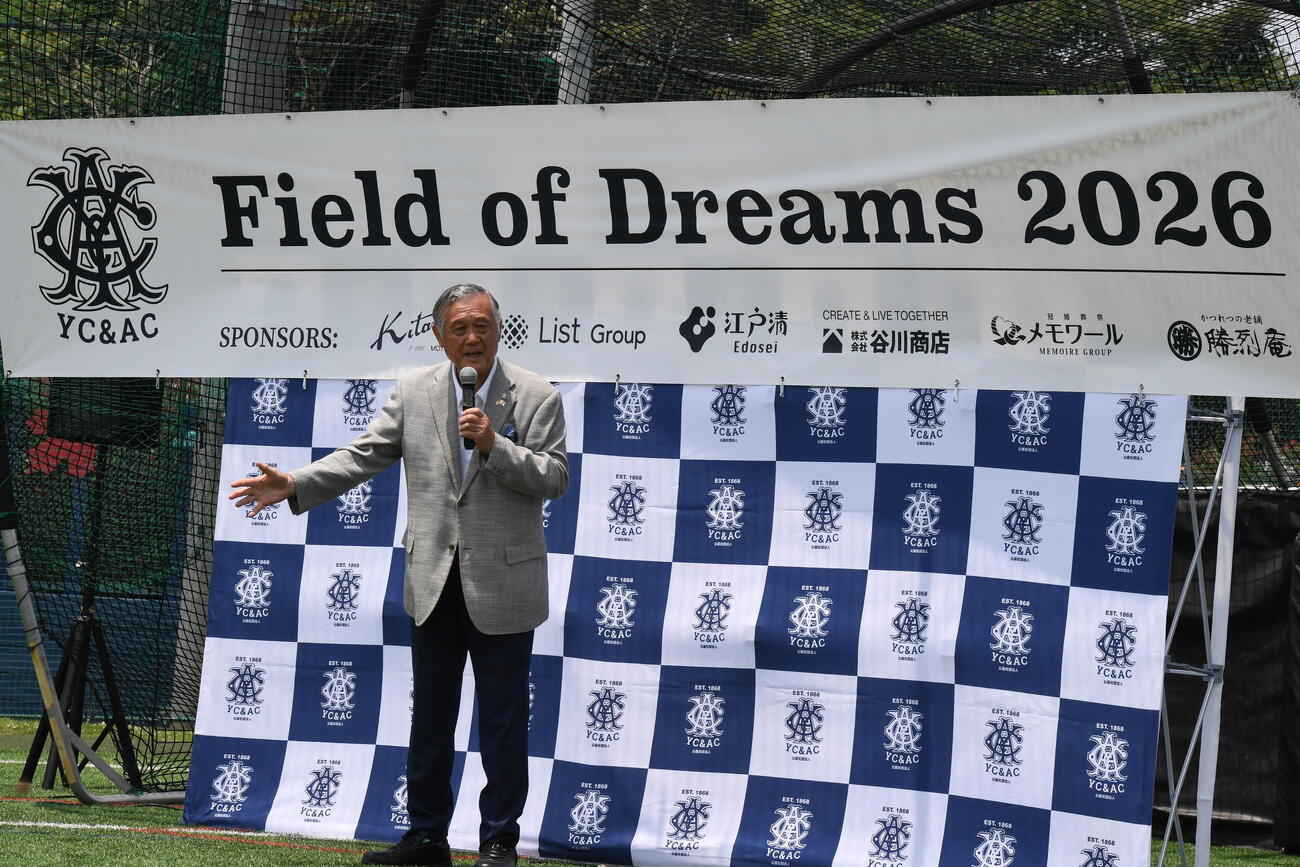 スピーチを始球式を行う村上雅則氏