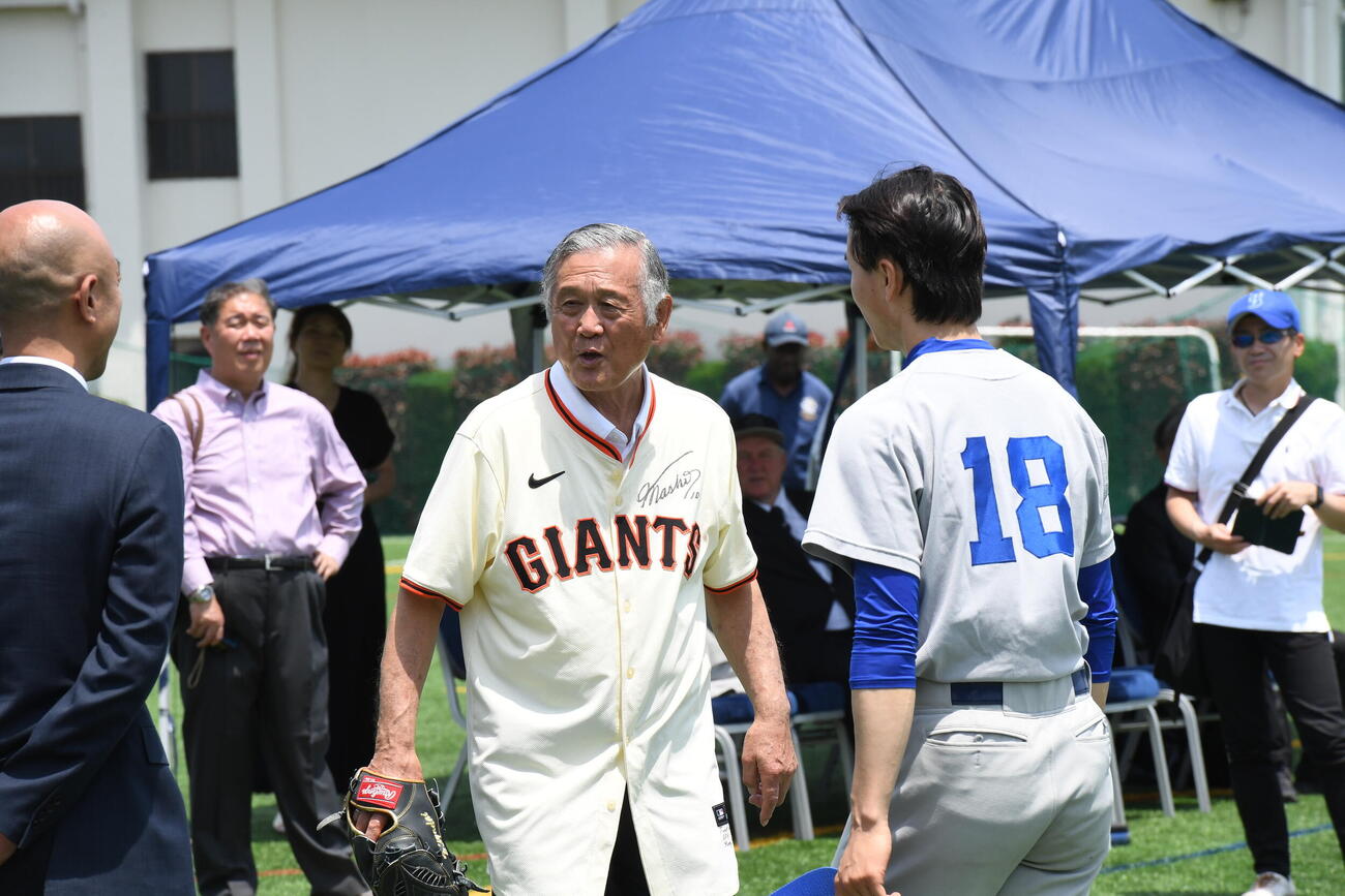 始球式を務めた日本人初の大リーガー、村上雅則氏にあいさつする宮台康平氏