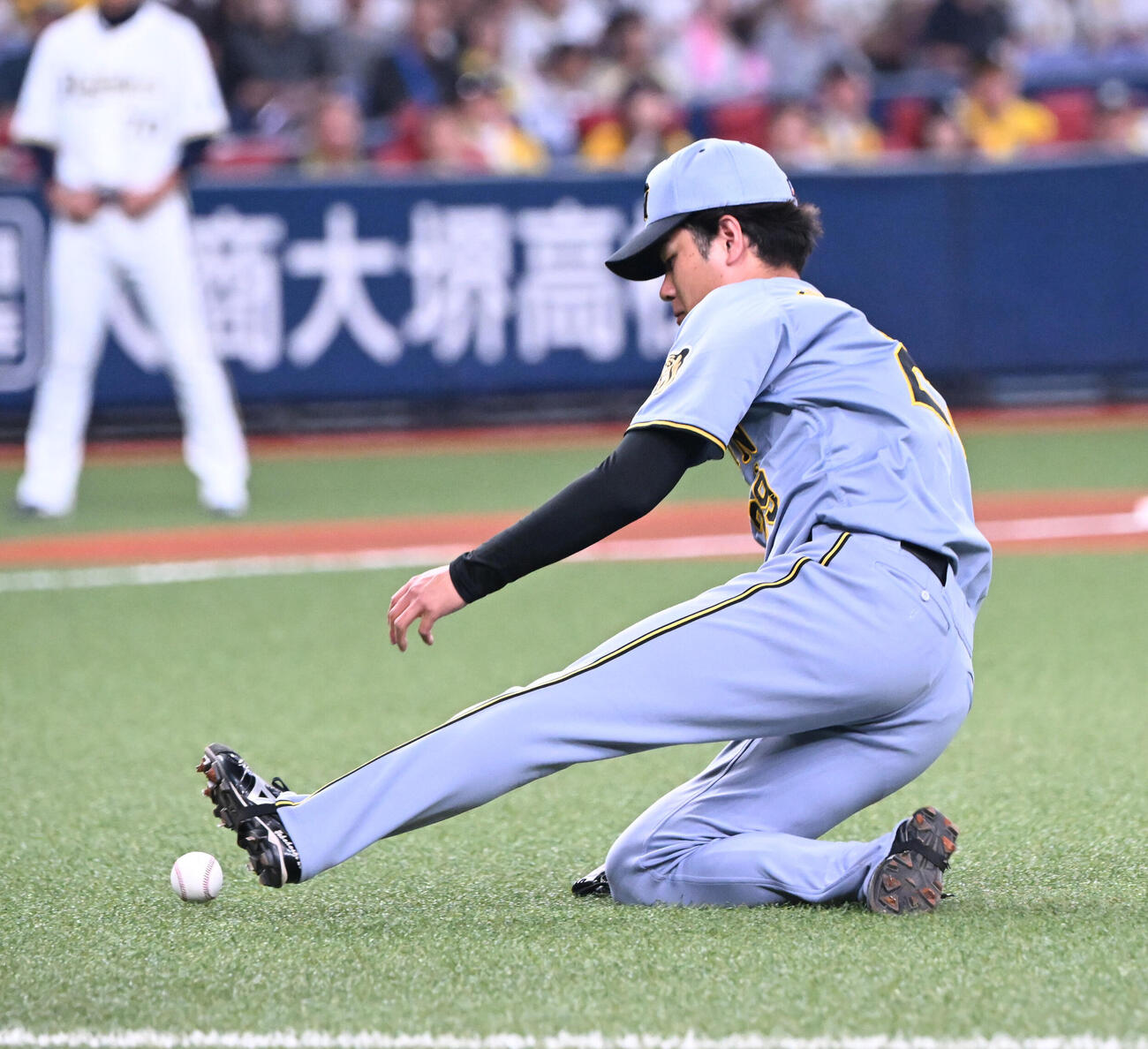 オリックス対阪神　1回裏オリックス1死、山中の打球を体に当て、スライディングして捕球、投ゴロとする高橋遥人（撮影・和賀正仁）＝2026年6月13日