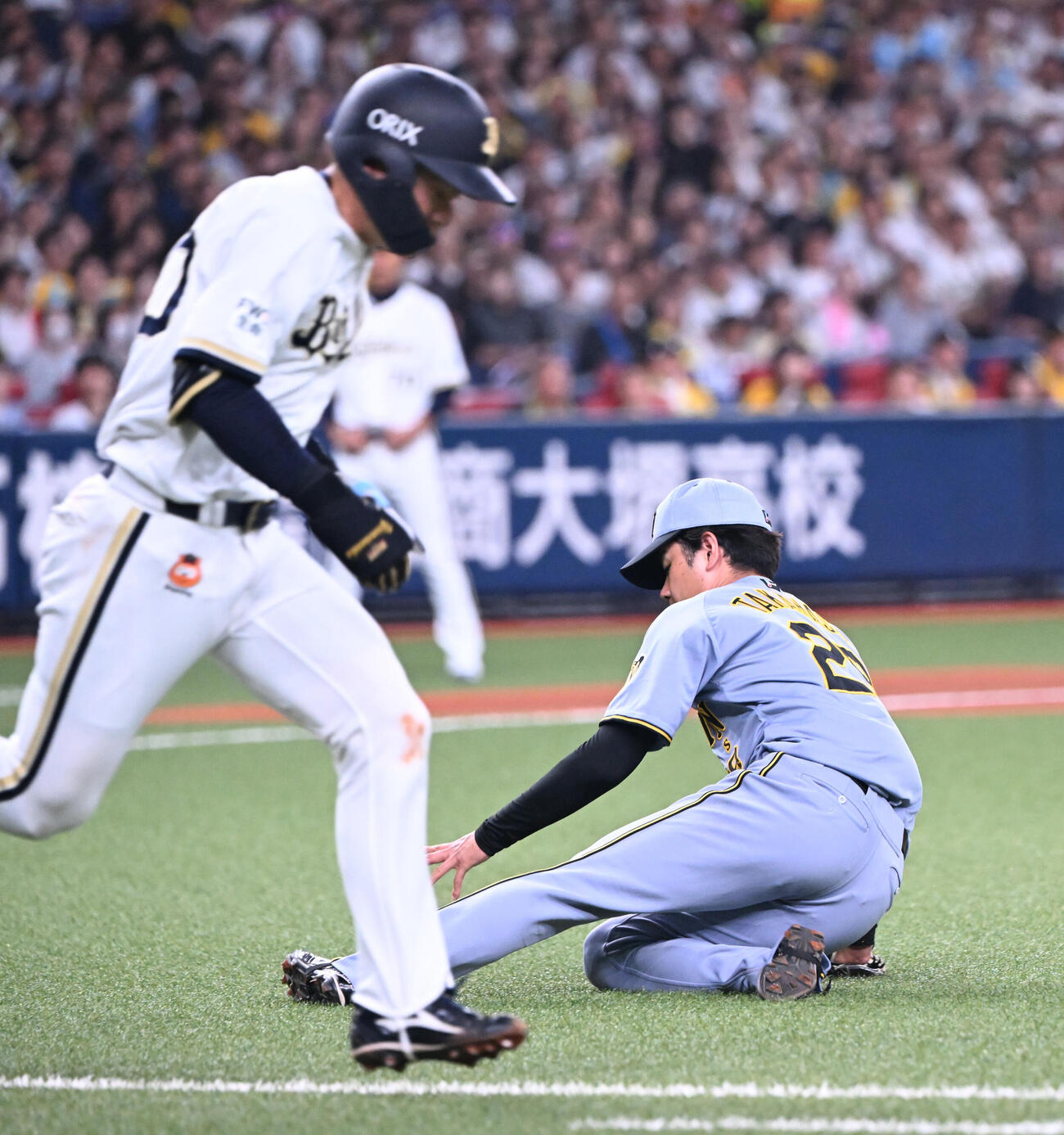 オリックス対阪神　1回裏オリックス1死、山中の打球を体に当て、スライディングして捕球、投ゴロとする高橋遥人（撮影・和賀正仁）＝2026年6月13日