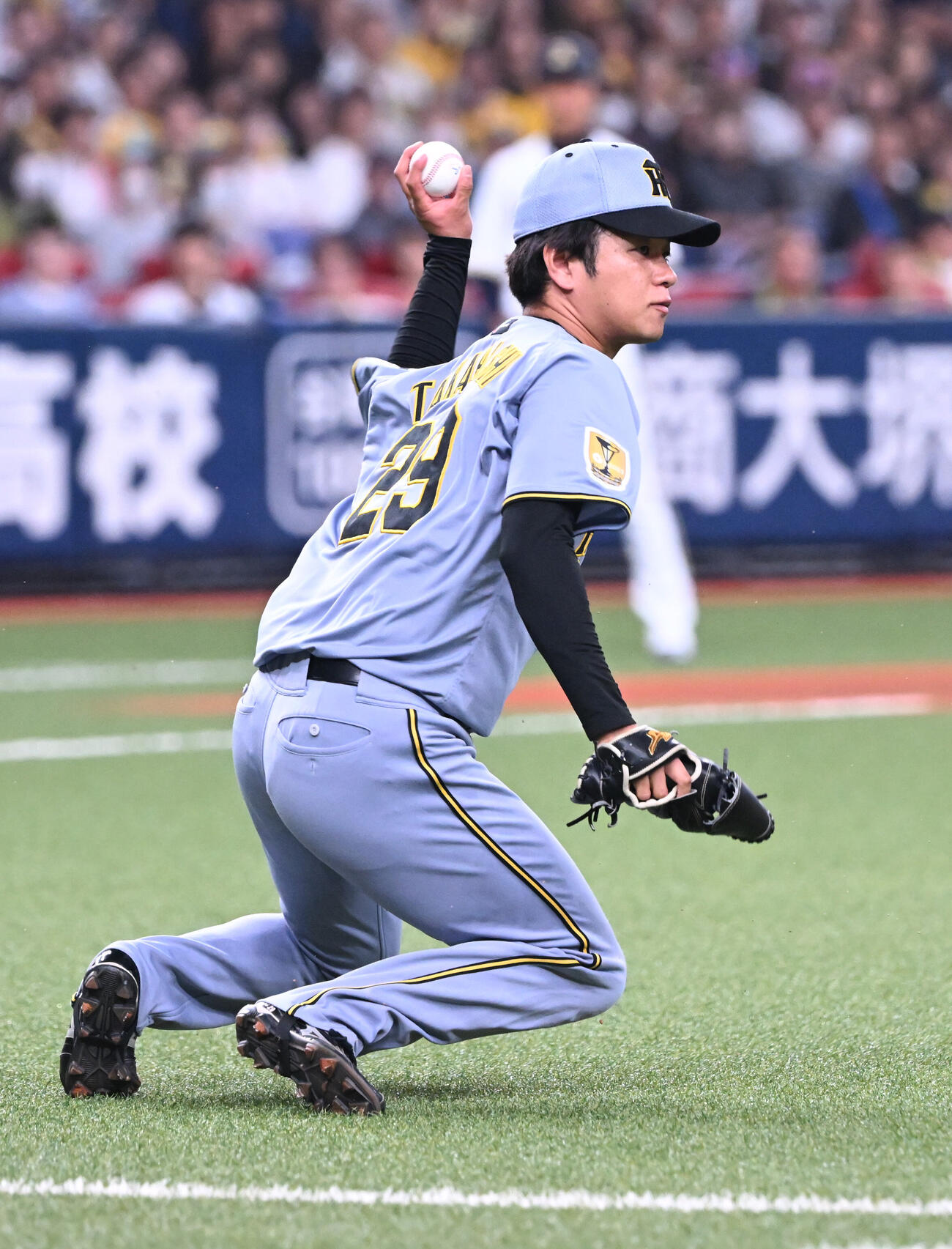 オリックス対阪神　1回裏オリックス1死、山中の打球を体に当て、スライディングして捕球、投ゴロとする高橋遥人（撮影・和賀正仁）＝2026年6月13日