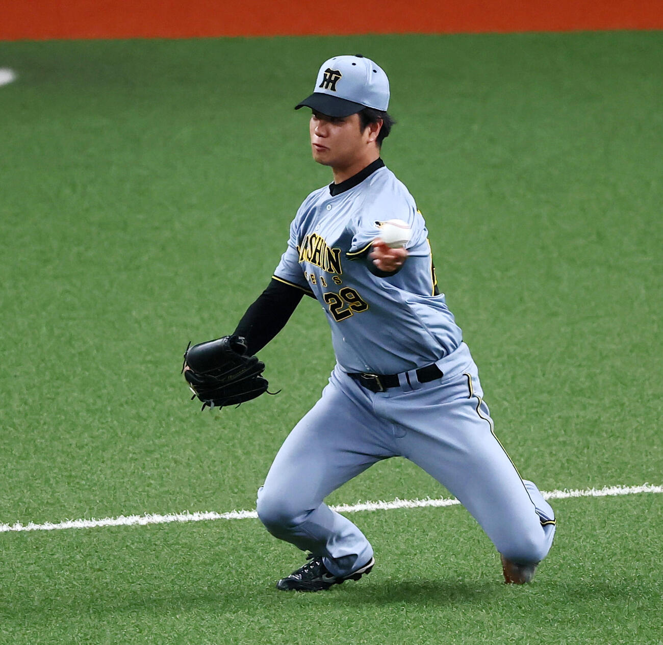 オリックス対阪神　1回裏オリックス1死、高橋遥人は山中稜真の打球を捕球する（撮影・加藤哉）＝2026年6月13日　