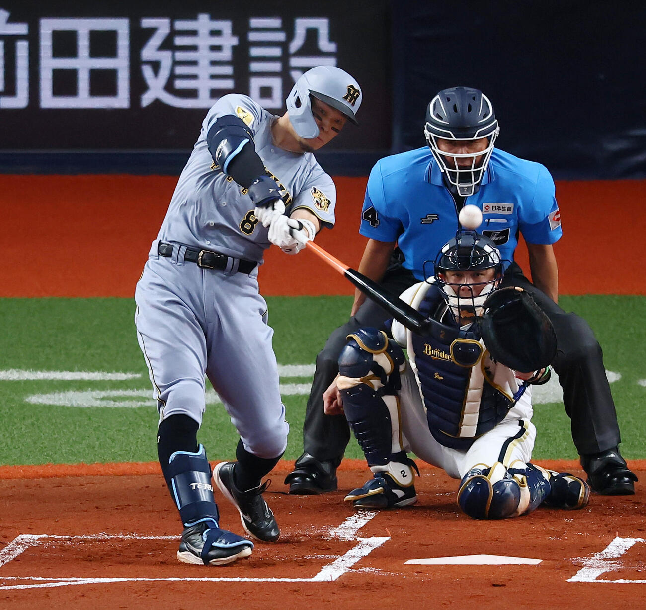 オリックス対阪神　1回表阪神2死二塁、佐藤輝明は中越え先制適時二塁打を放つ（撮影・加藤哉）