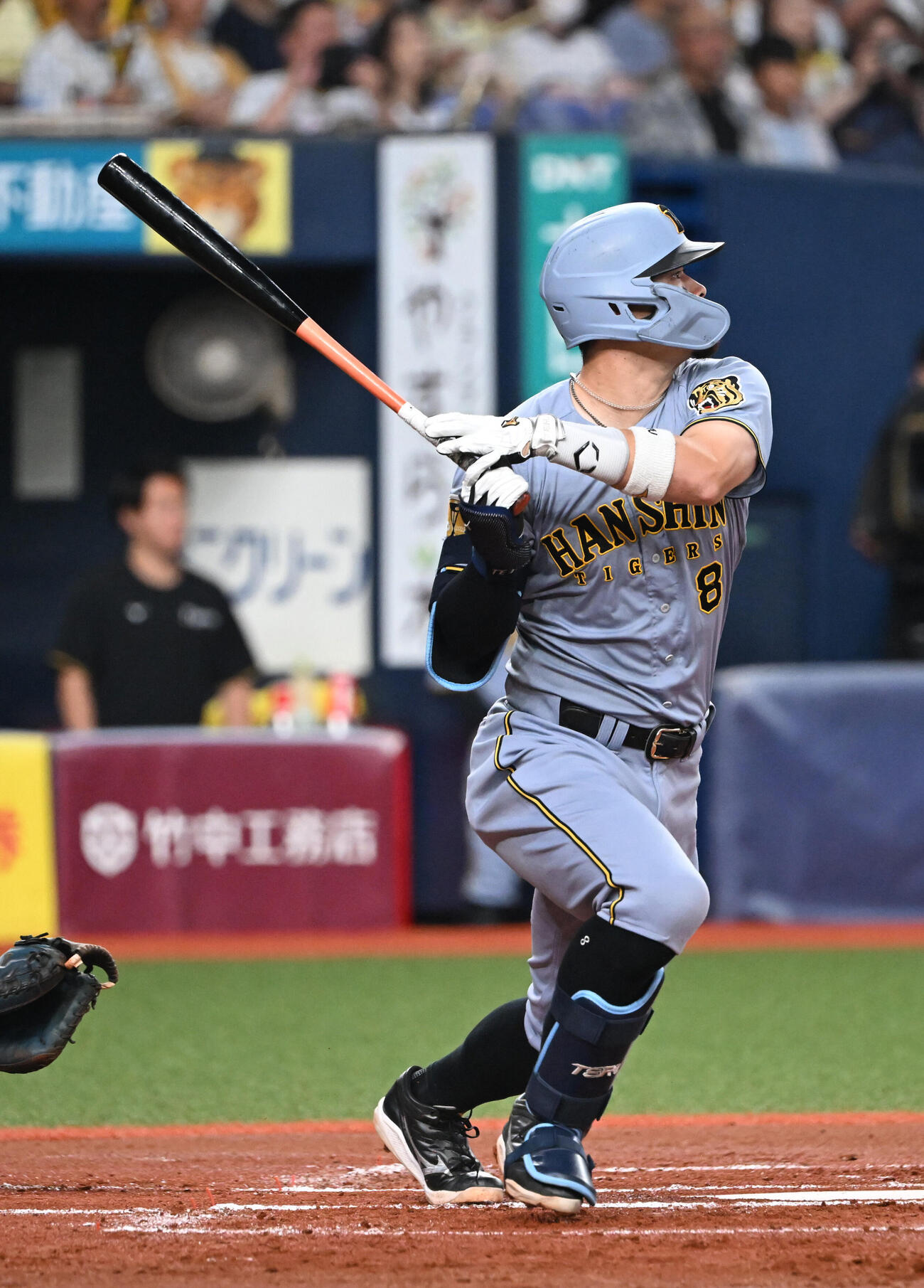 オリックス対阪神　1回表阪神2死二塁、左中間に適時二塁打を放つ佐藤輝明（撮影・和賀正仁）