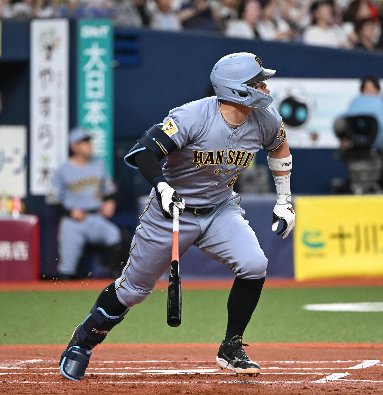 オリックス対阪神　1回表阪神2死二塁、左中間に適時二塁打を放つ佐藤輝明（撮影・和賀正仁）