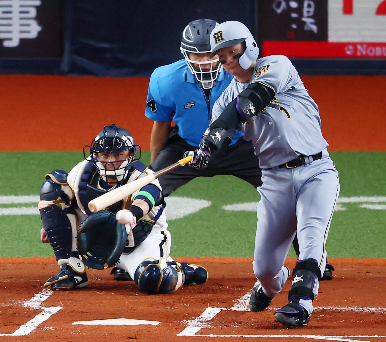 オリックス対阪神　1回表阪神2死、森下翔太は左線に二塁打を放つ（撮影・加藤哉）