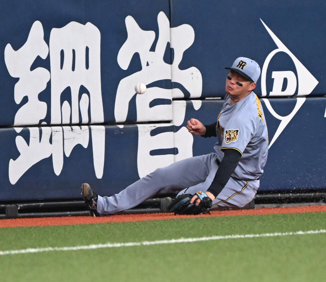 オリックス対阪神　1回裏オリックス2死一、二塁、宗の打球でスライディングしフェンスに当たる左翼手森下翔太（撮影・和賀正仁）