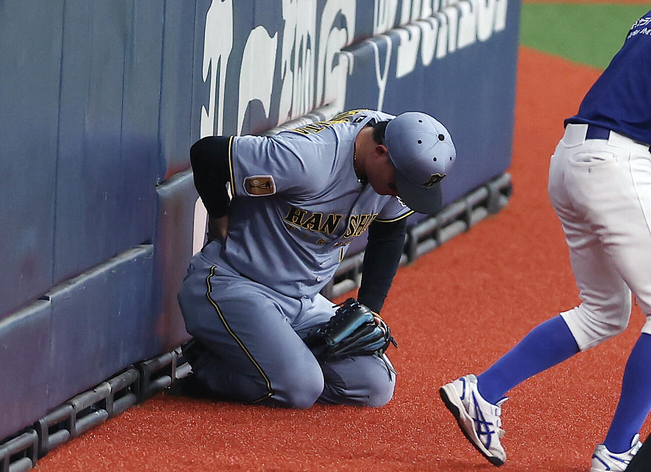 オリックス対阪神　1回裏オリックス2死一、二塁、宗佑磨の邪飛を追って滑り込んだあと、腰を押さえる森下翔太（撮影・前田充）＝2026年6月13日