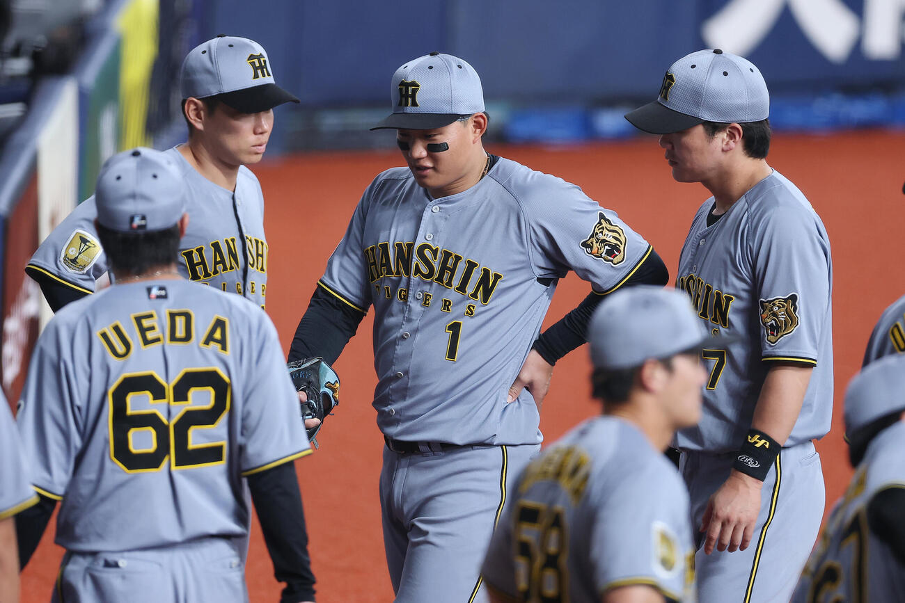オリックス対阪神　1回裏を終え、腰を押さえながらベンチへ戻る阪神森下翔太（中央）（撮影・前田充）＝2026年6月13日