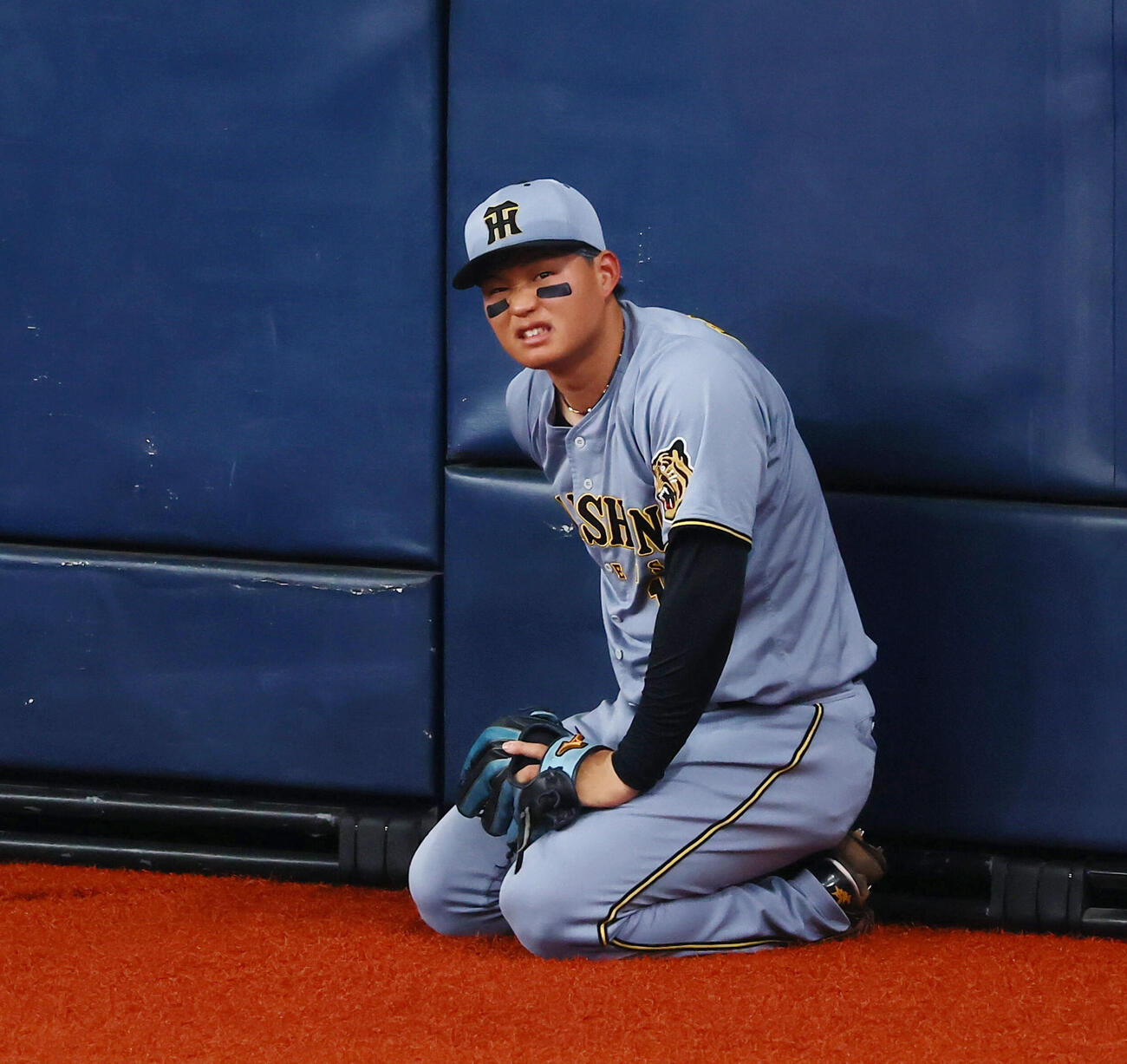 オリックス対阪神　1回裏オリックス2死一、二塁、森下翔太は宗佑磨の邪飛を追ってフェンス前でスライディングし痛そうな表情を見せる（撮影・加藤哉）＝2026年6月13日　　