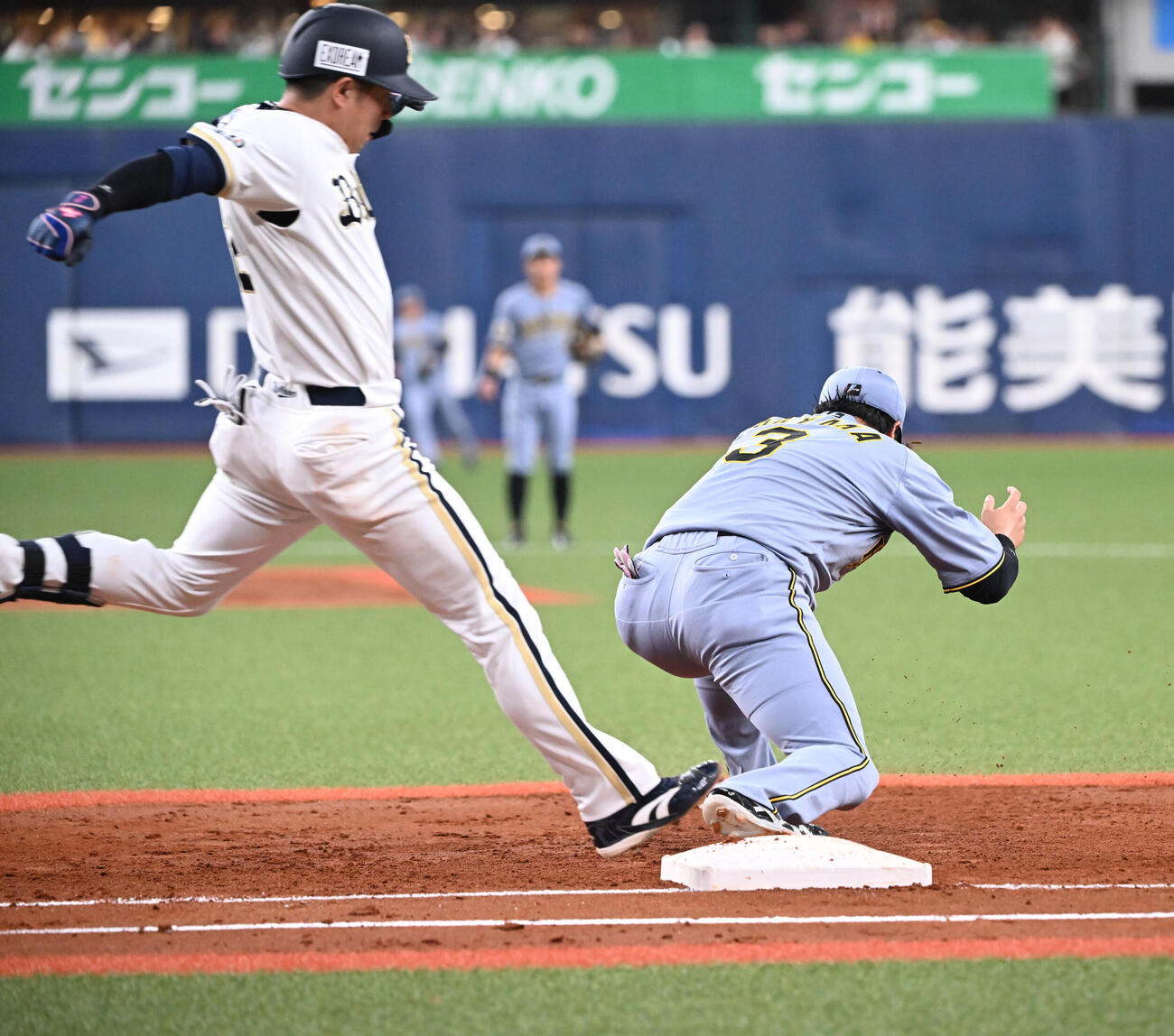 オリックス対阪神　2回裏オリックス2死、若月の打球を好捕し遊ゴロとする熊谷敬宥（撮影・和賀正仁）