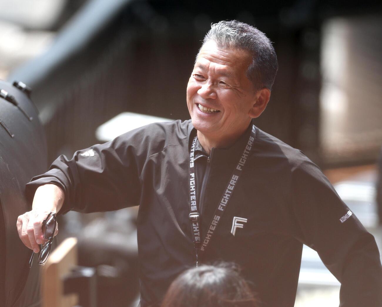 笑顔の日本ハム小村勝球団社長